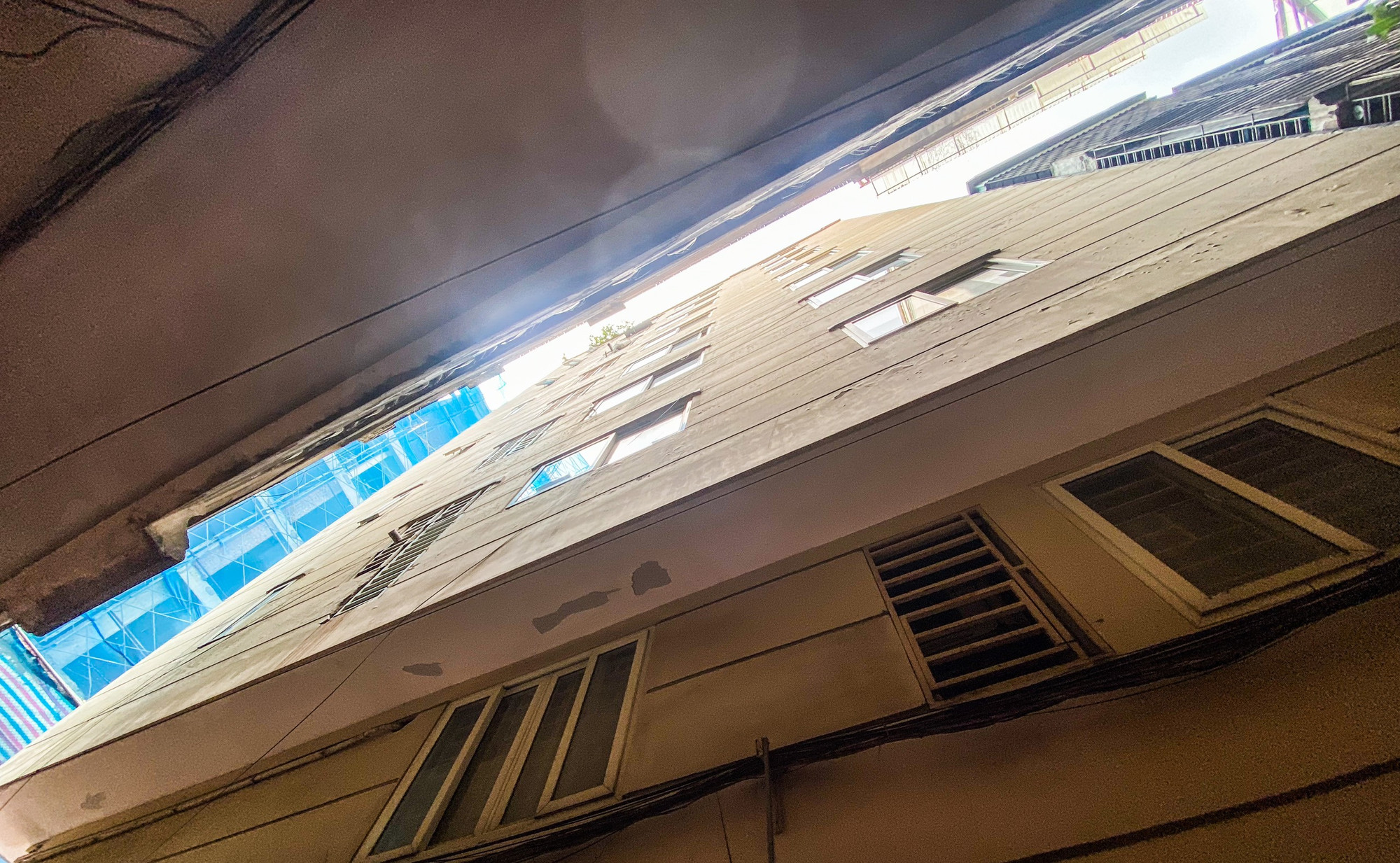 Mặt sàn từ tầng 2 trở lên của tòa nhà được xây lấn ra khoảng không bên cạnh khoảng 1m để tăng diện tích các căn hộ.