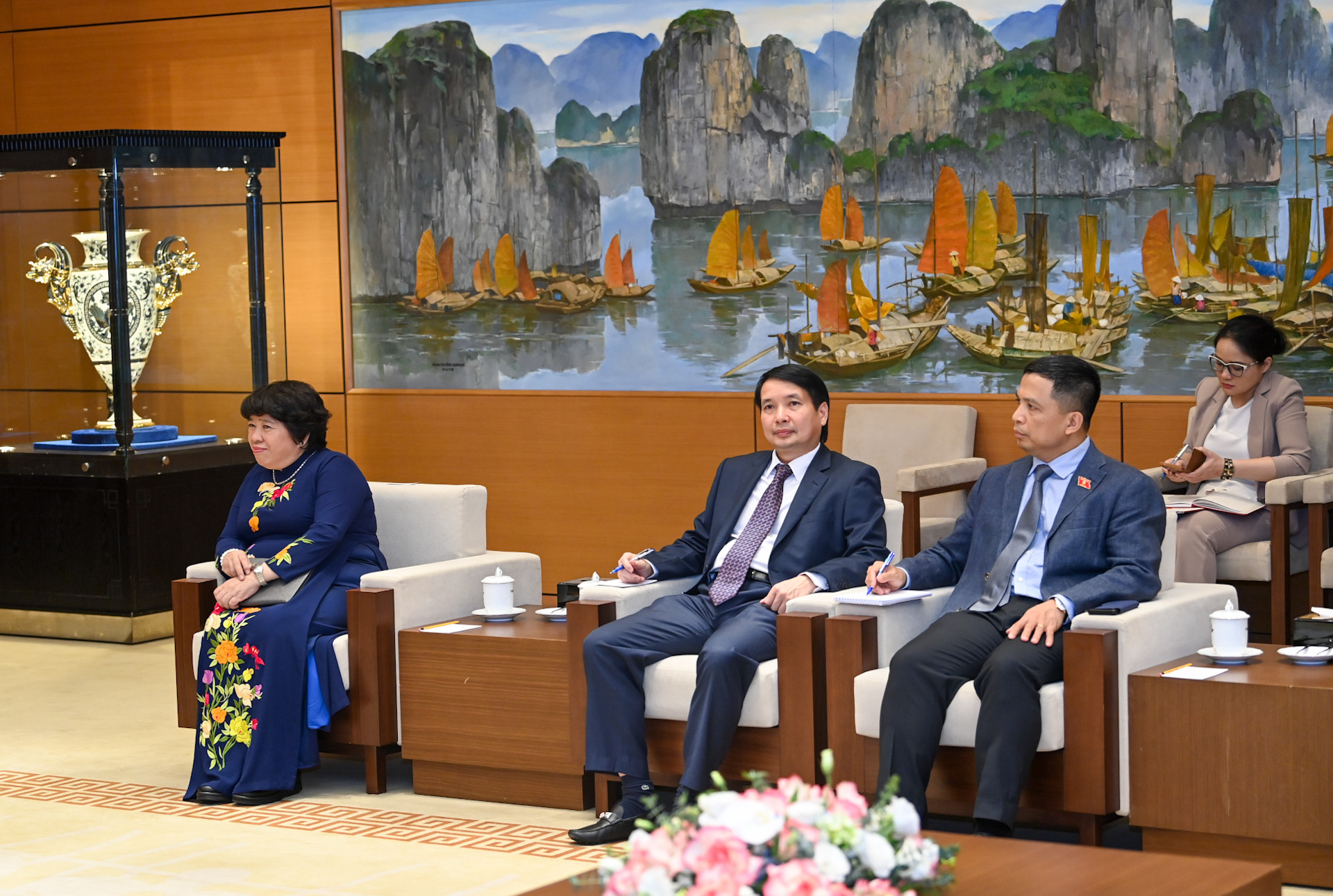 Chủ nhiệm Ủy ban Xã hội, Chủ tịch Nhóm Nghị sĩ hữu nghị Việt Nam-Pháp Nguyễn Thúy Anh; Phó Chủ nhiệm Văn phòng Quốc hội, Trợ lý Chủ tịch Quốc hội Phạm Thái Hà và các đại biểu dự buổi tiếp. Chủ nhiệm Ủy ban Xã hội, Chủ tịch Nhóm Nghị sĩ hữu nghị Việt Nam-Pháp Nguyễn Thúy Anh; Phó Chủ nhiệm Văn phòng Quốc hội, Trợ lý Chủ tịch Quốc hội Phạm Thái Hà và các đại biểu dự buổi tiếp.