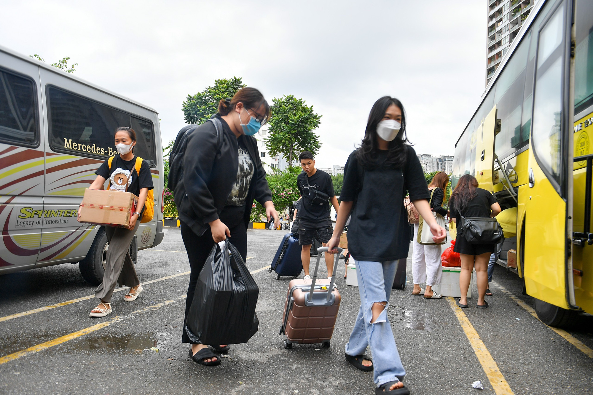 Những hành khách thảnh thơi trở lại Hà Nội sau kỳ nghỉ kéo dài. (Ảnh: THÀNH ĐẠT)