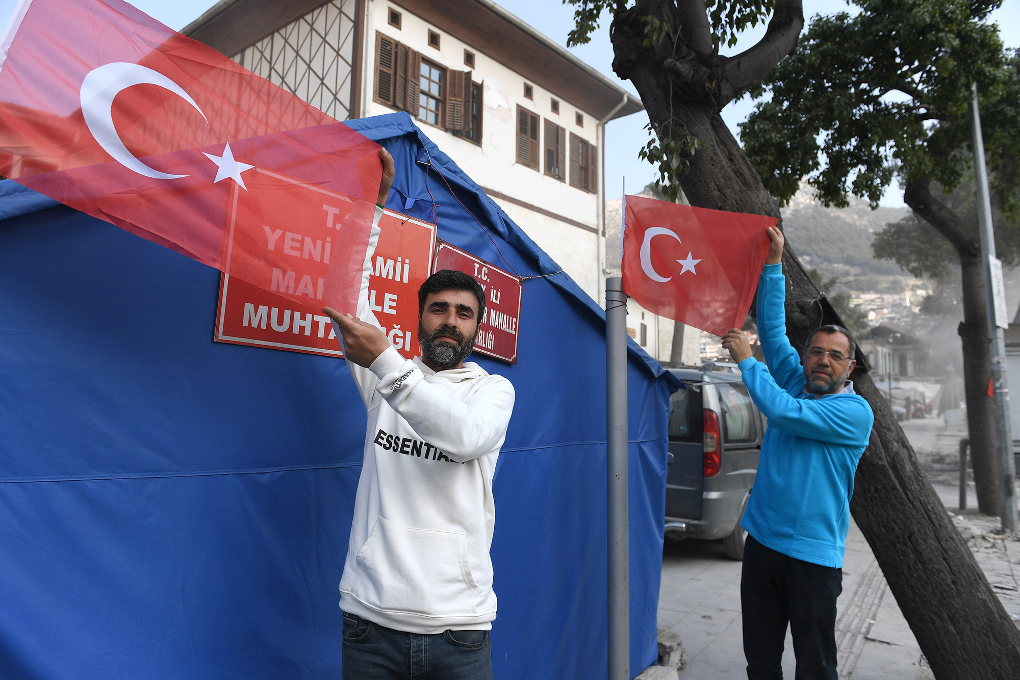 Những điểm cứu trợ miễn phí cho người dân đã được lập nên tại khắp nơi trong thành phố. Anh Serkan Borklu chia sẻ: "Tôi luôn cầu nguyện mỗi ngày và lập nên điểm cứu trợ này để những người Thổ Nhĩ Kỳ khi trở lại sẽ bớt khó khăn hơn".