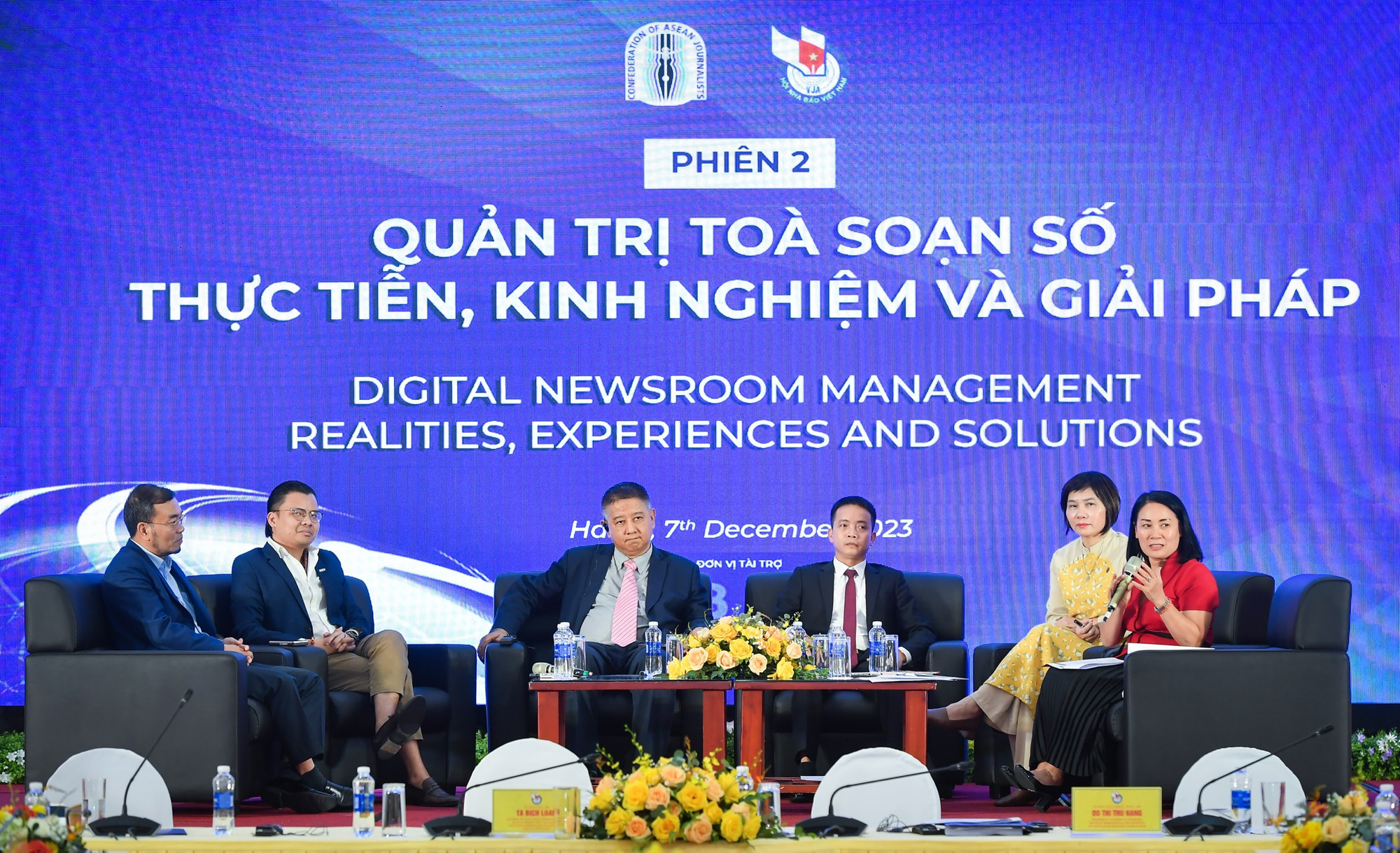 Các nhà báo, diễn giả tham dự Tọa đàm với chủ đề: “Vấn đề đặt ra và giải pháp tối ưu hoá quản trị tòa soạn số ở các quốc gia ASEAN” trong khuôn khổ phiên thảo luận chiều 7/12. (Ảnh: THÀNH ĐẠT)