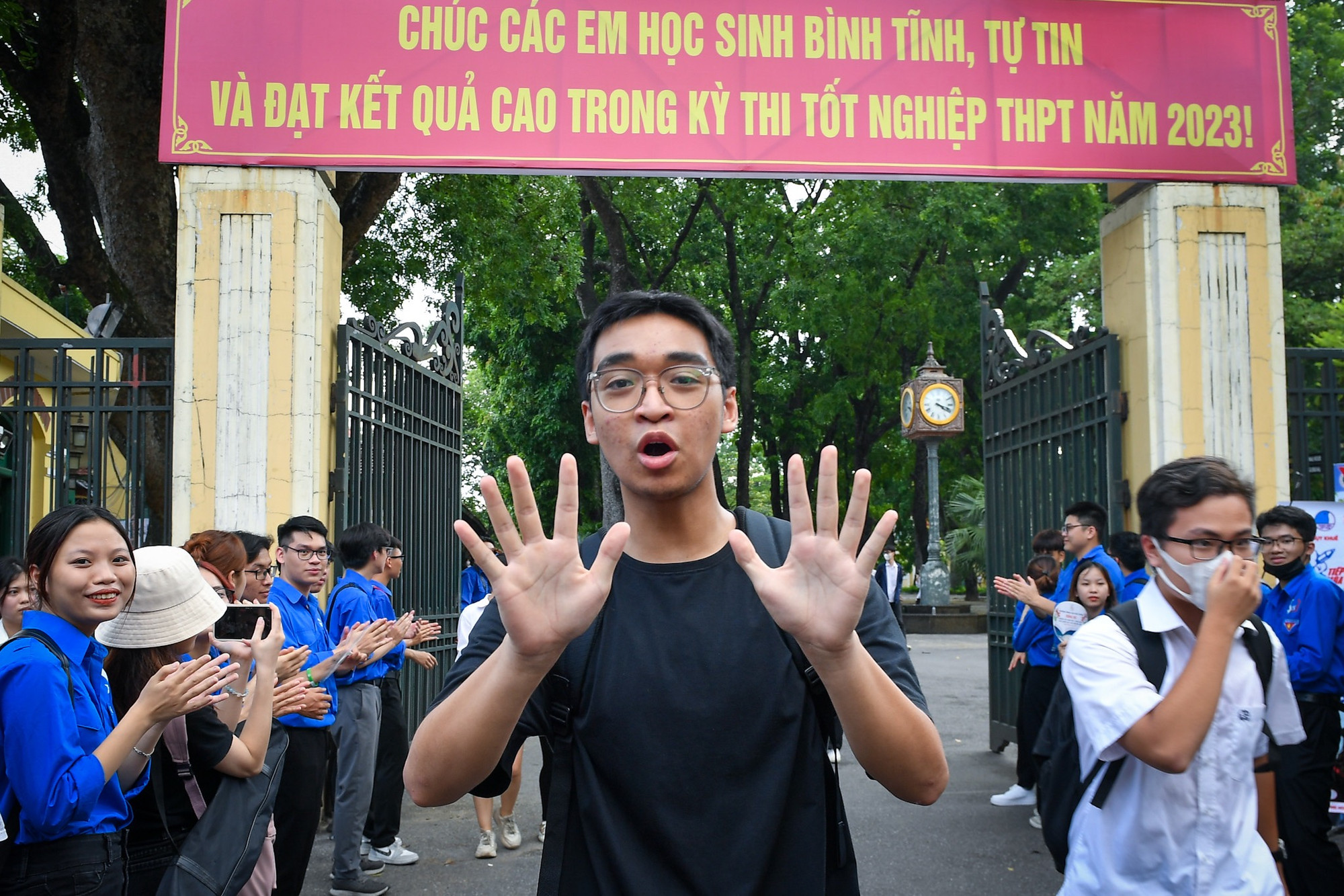 Một thí sinh tự tin giành điểm tuyệt đối sau khi hoàn thành bài thi môn Toán. (Ảnh: Thành Đạt)