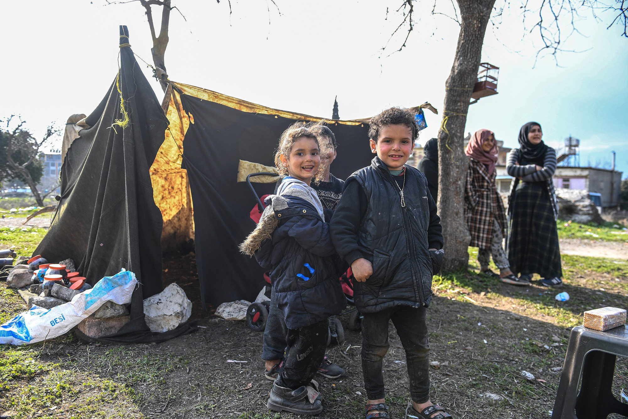 Những em bé Syria bên chiếc lều tạm của mình sau đại địa chấn. Những tổn thương về tâm lý đang đe dọa đến các em từng ngày....