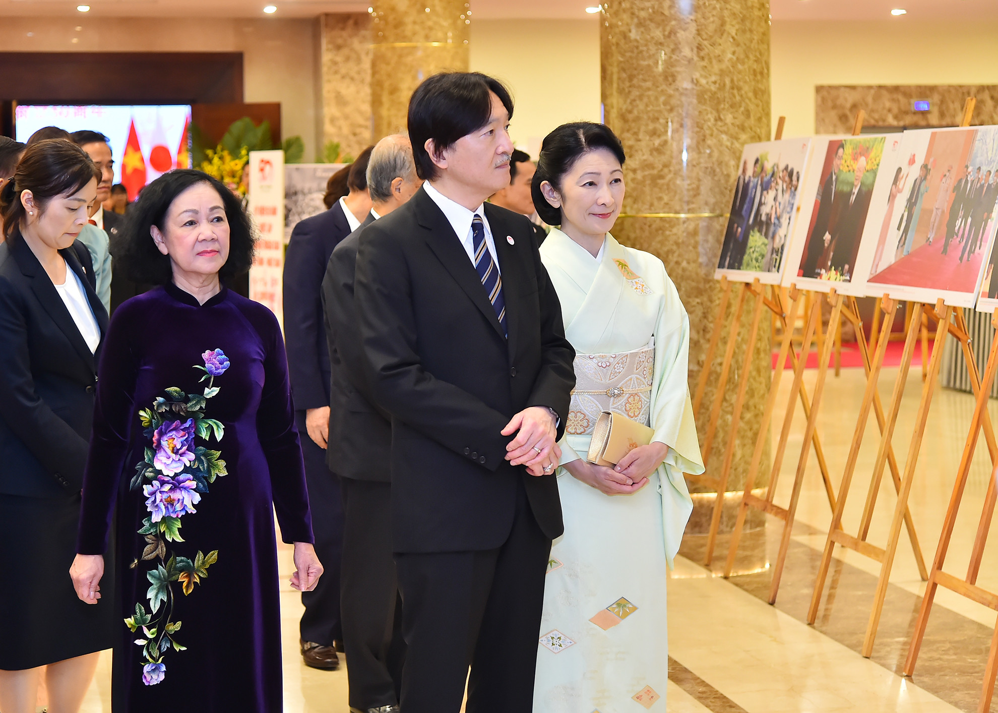 Thường trực Ban Bí thư Trương Thị Mai cùng Hoàng Thái tử Nhật Bản Akishino và Công nương Kiko tham quan những hình ảnh về hợp tác giữa 2 nước Việt Nam-Nhật Bản tại Lễ kỷ niệm 50 năm Ngày thiết lập quan hệ ngoại giao Việt Nam-Nhật Bản. Thường trực Ban Bí thư Trương Thị Mai cùng Hoàng Thái tử Nhật Bản Akishino và Công nương Kiko tham quan những hình ảnh về hợp tác giữa 2 nước Việt Nam-Nhật Bản tại Lễ kỷ niệm 50 năm Ngày thiết lập quan hệ ngoại giao Việt Nam-Nhật Bản.