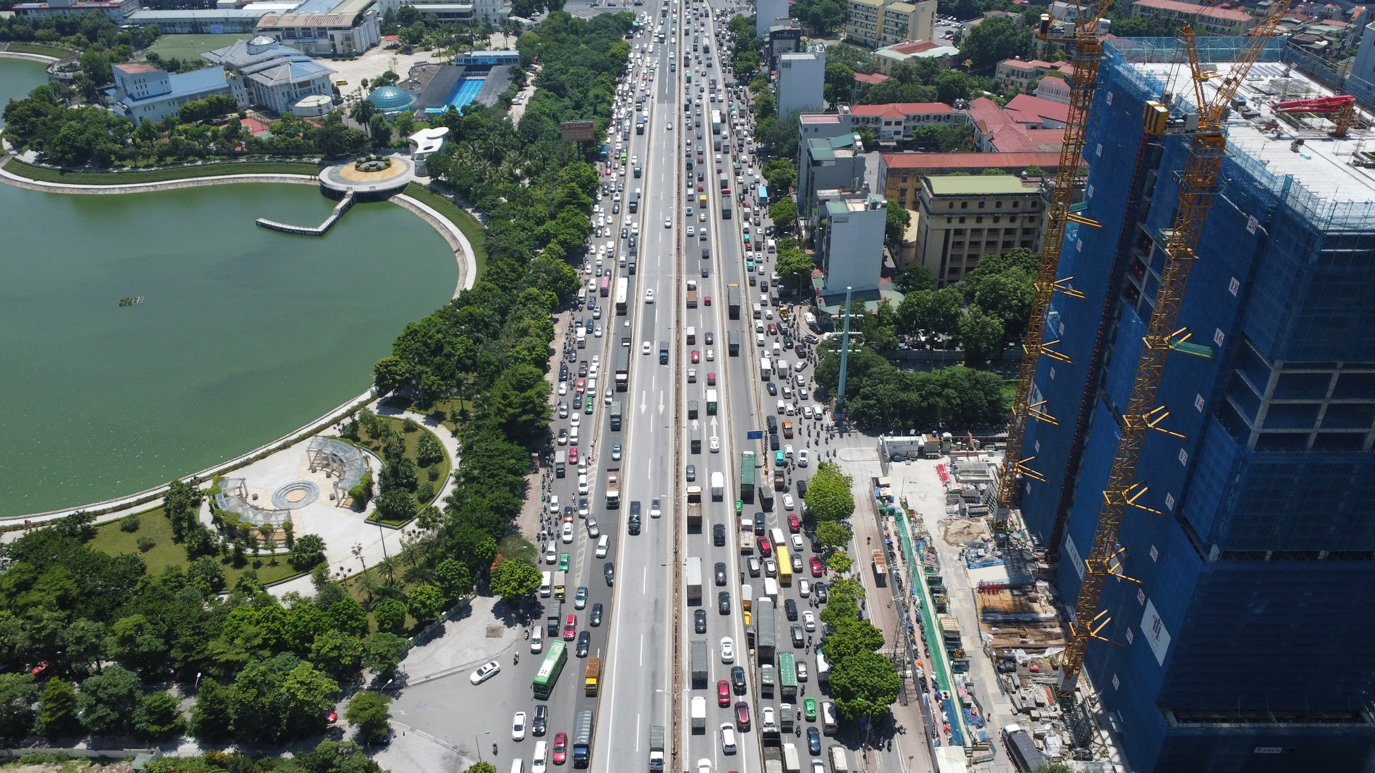 Chiều 31/8, là ngày làm việc cuối cùng trước khi người dân bắt đầu bước vào kỳ nghỉ lễ kéo dài 4 ngày. Theo ghi nhận, từ trưa nhiều người dân đã đổ ra các bến xe ở Hà Nội để lên xe vội vã rời Thủ đô nhằm tránh tình trạng đông đúc, ùn tắc. (Ảnh: Sơn Bách)