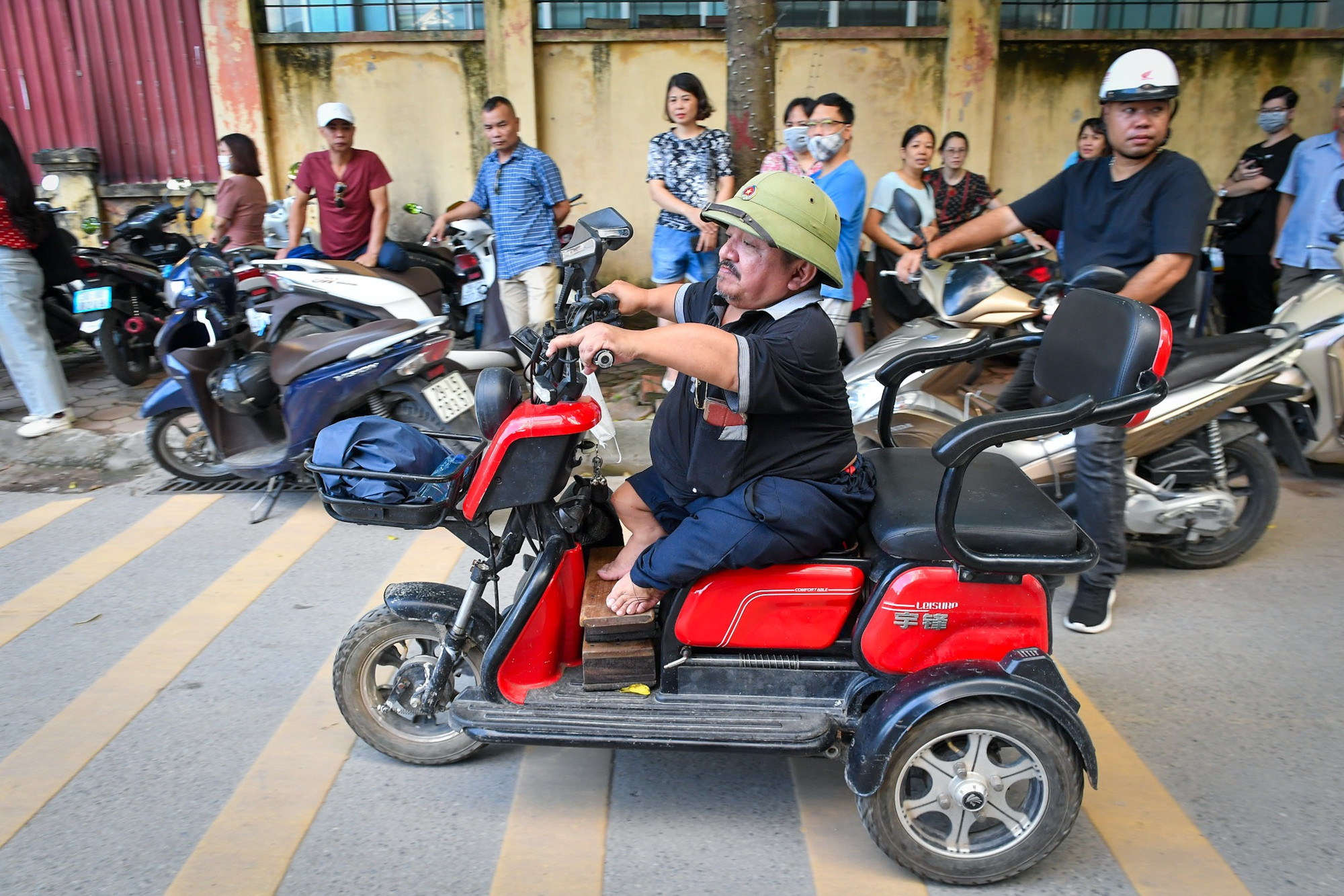 Chiếc xe 3 bánh "bằng cả gia tài" của cha con xương thủy tinh tại làng Thượng Cát. (Ảnh: Thành Đạt)
