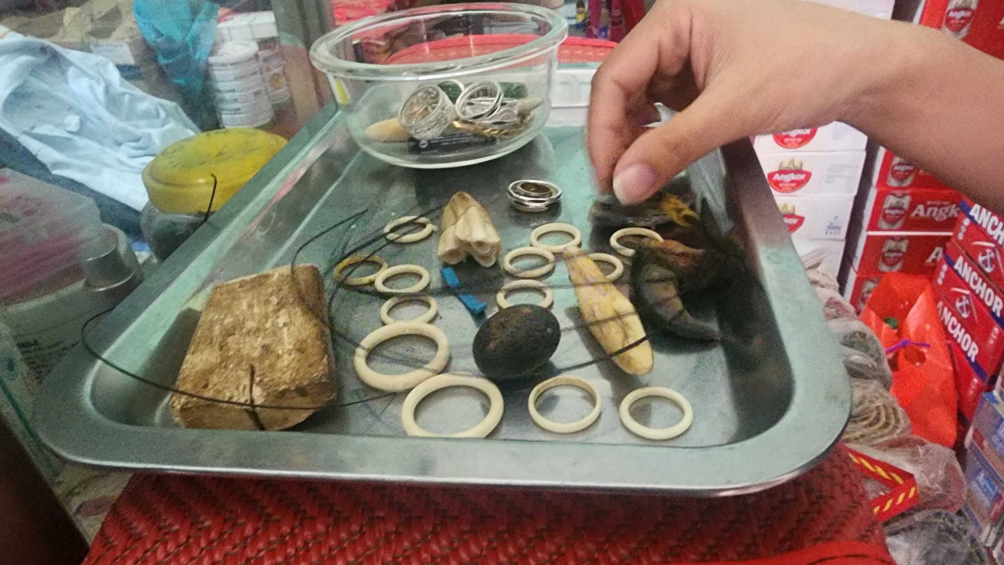 Một số sản phẩm từ voi được bày bán tại cửa khẩu quốc tế Lệ Thanh (Đức Cơ, Gia Lai), bao gồm: Lông, đuôi, răng, xương. Chủ cửa hàng cho hay, toàn bộ đều có xuất xứ từ Lào. (Ảnh: Sơn Bách)