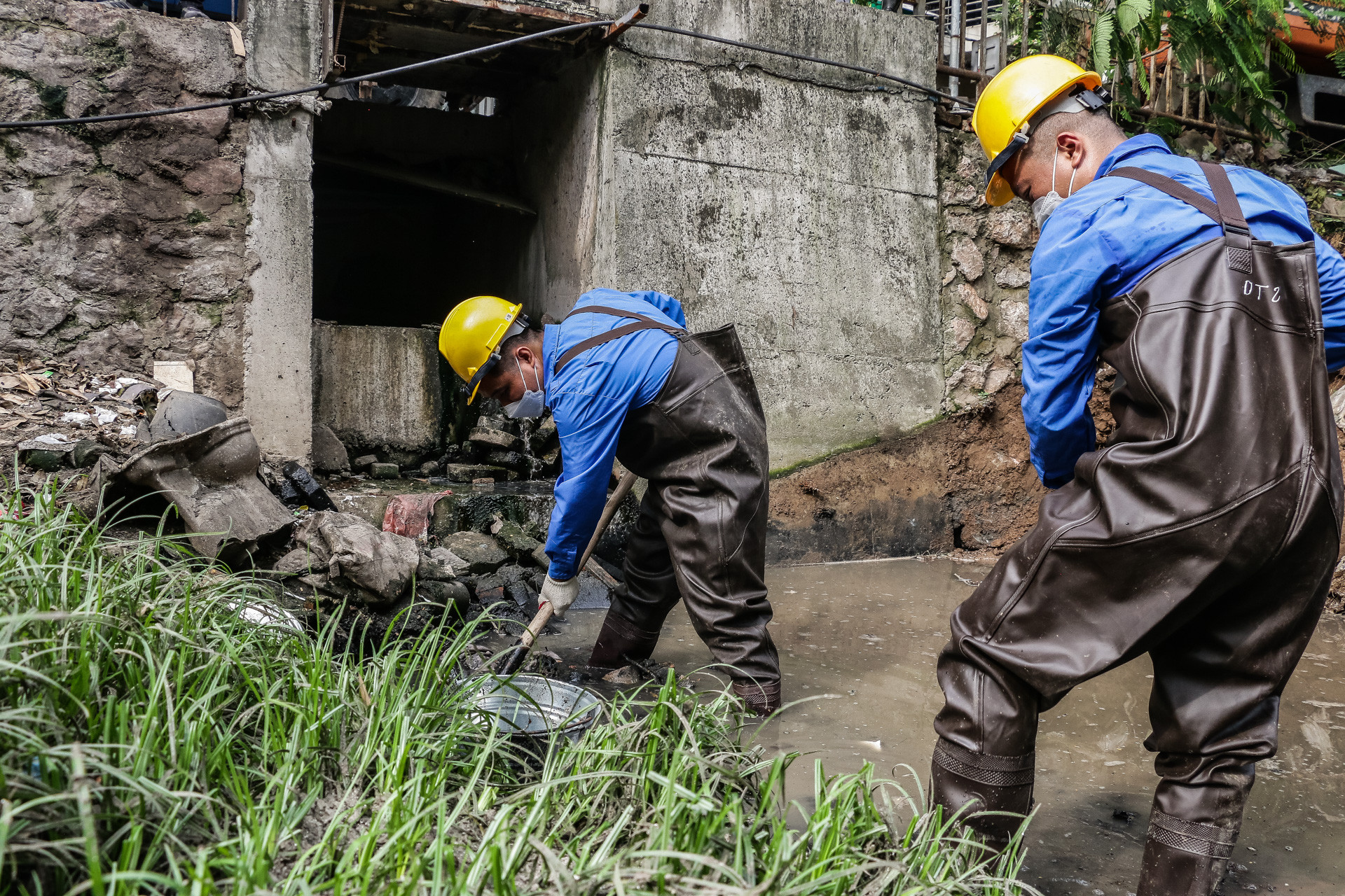 Phía dưới, dòng chảy đã dần được khơi thông...