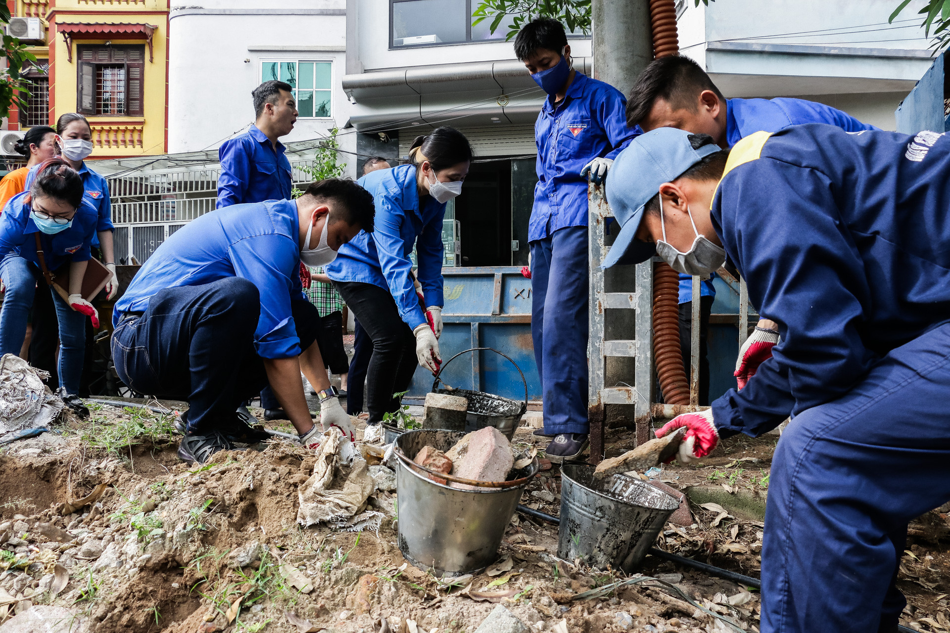 "Người ta đã vứt xuống lòng sông này đủ thứ, từ vật liệu xây dựng, rác thải sinh hoạt đến cả bàn thờ, bát hương. Hoạt động của các bạn đoàn viên hôm nay rất ý nghĩa, vừa giúp cải thiện môi trường, vừa giữ cho hệ thống thoát nước thông thoát", bà Trương Thị Bích Ngà, Tổ trưởng Tổ Dân phố số 10 (phường Phương Liệt, Thanh Xuân) hồ hởi nói.