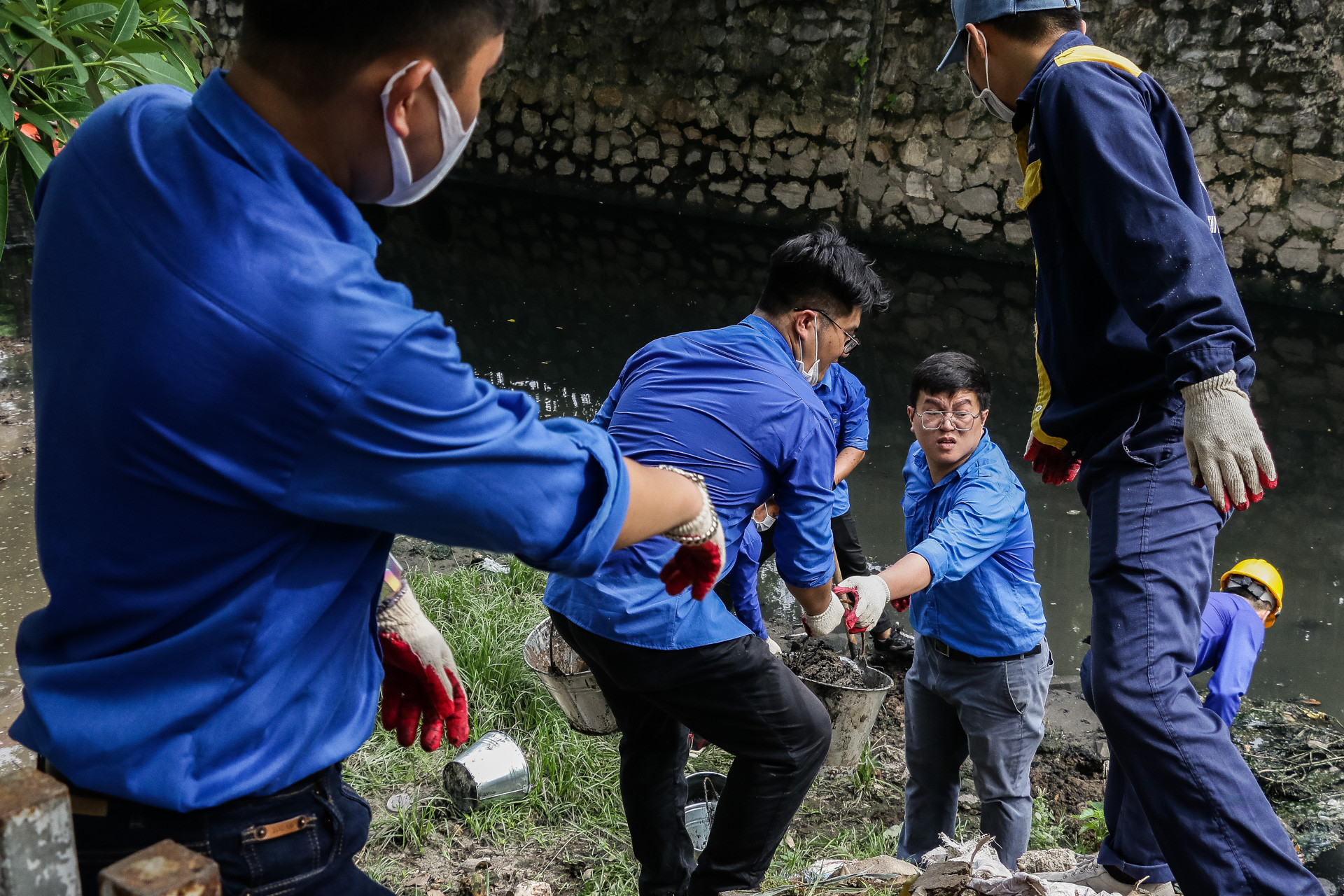 Mỗi xô bùn đất đưa lên là thêm cơ hội cho dòng chảy phía dưới thông thoát hơn.