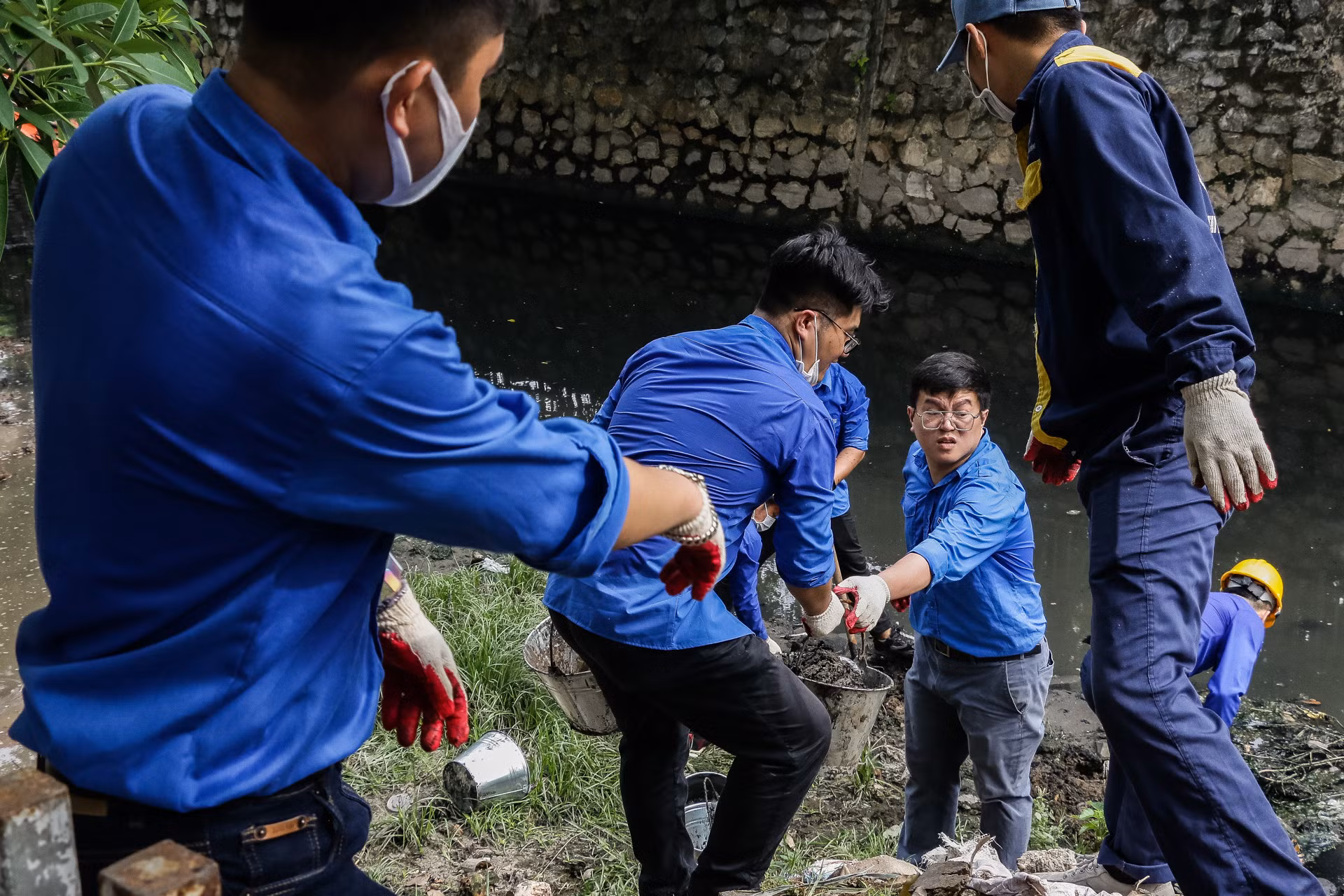 Mỗi xô bùn đất đưa lên là thêm cơ hội cho dòng chảy phía dưới thông thoát hơn.
