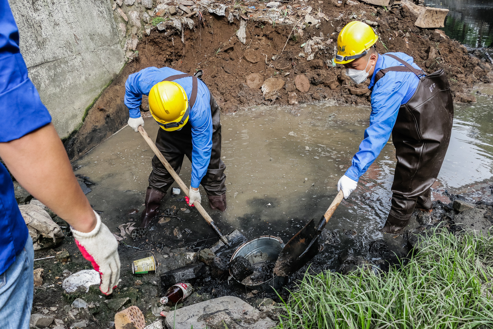 "Đâu cần thanh niên có, đâu khó có thanh niên". Mang theo tinh thần ấy, các đoàn viên, thanh niên miệt mài công việc của mình.
