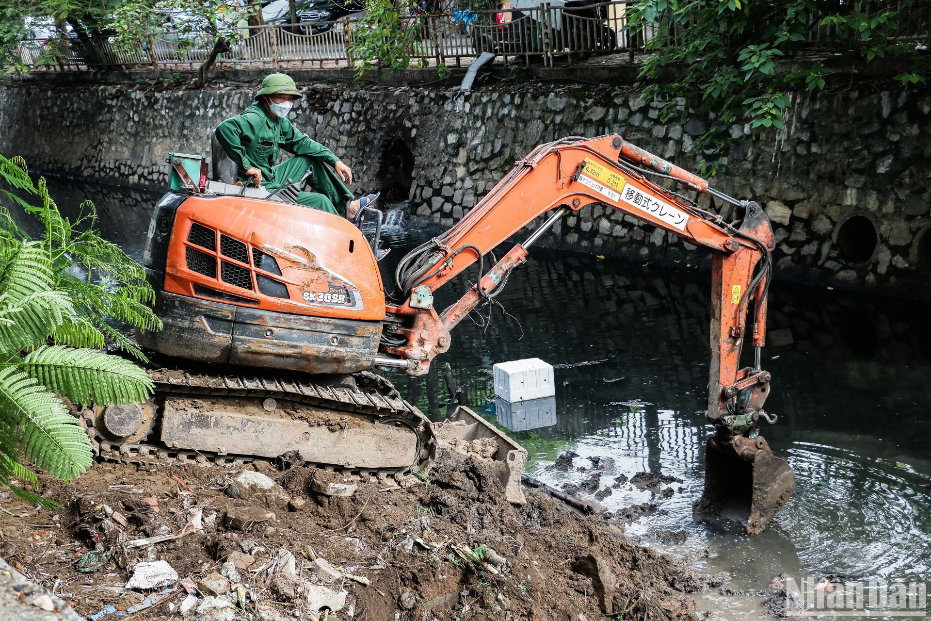 Tuyến phân lũ sông Sét-Lừ đoạn chạy qua phường Phương Liệt (quận Thanh Xuân) có vai trò hết sức quan trọng trong việc thoát nước cho Hà Nội. Tuy nhiên, thời gian qua, tuyến này đã bị nhiều rác thải, đất đá "ngăn dòng".
