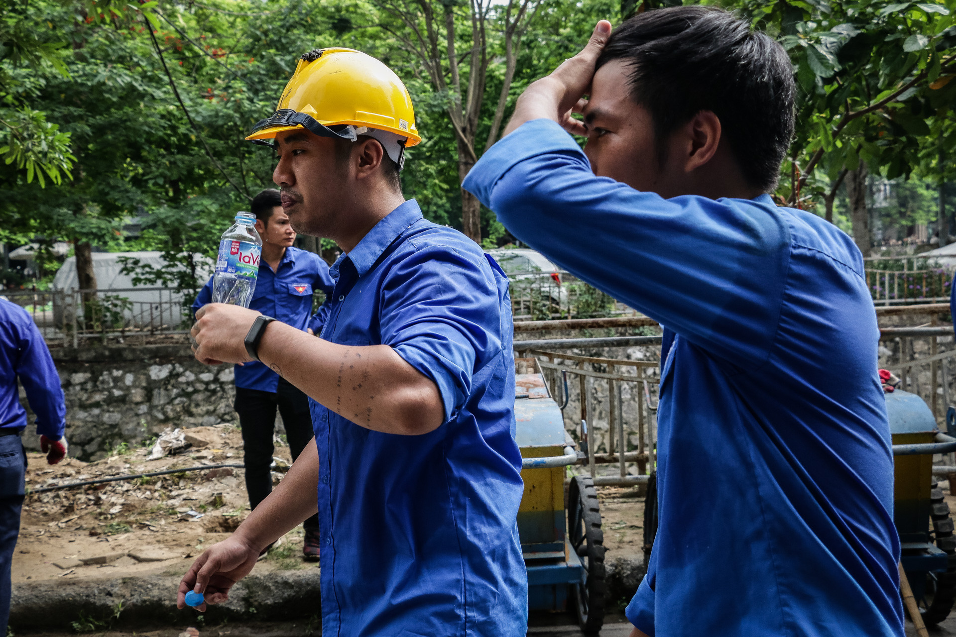 Phút nghỉ ngơi hiếm hoi trong Ngày Chủ nhật xanh của những đoàn viên hai đơn vị.