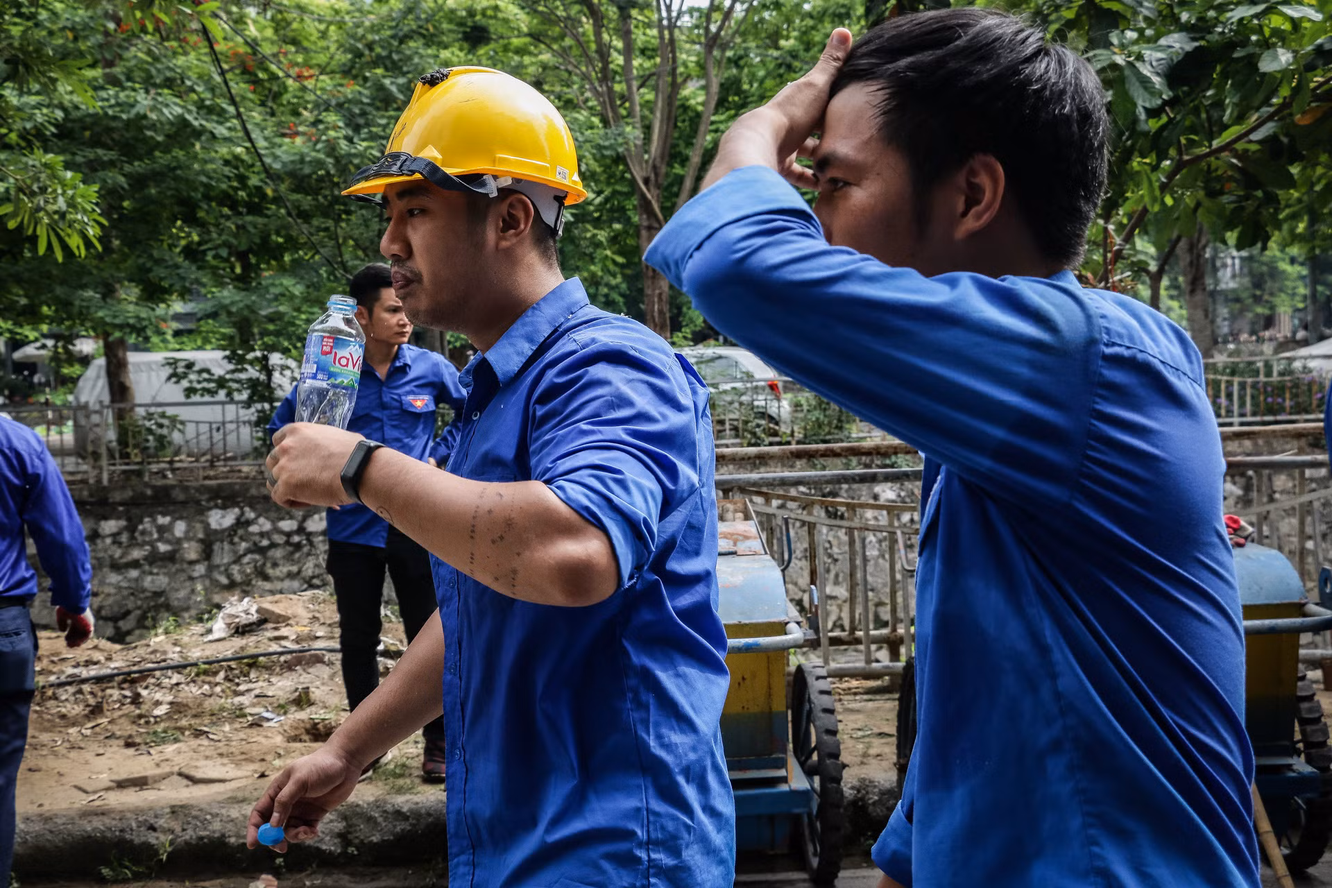 Phút nghỉ ngơi hiếm hoi trong Ngày Chủ nhật xanh của những đoàn viên hai đơn vị.