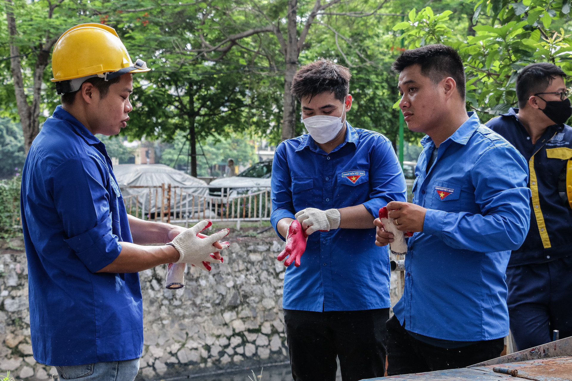 Sáng 17/6, tại Hà Nội, Đoàn Thanh niên Cộng sản Hồ Chí Minh Báo Nhân Dân phối hợp cùng Đoàn Thanh niên Cộng sản Hồ Chí Minh Công ty TNHH MTV Thoát nước Hà Nội thực hiện hoạt động thu dọn rác, phế thải trên tuyến phân lũ sông Sét-Lừ.