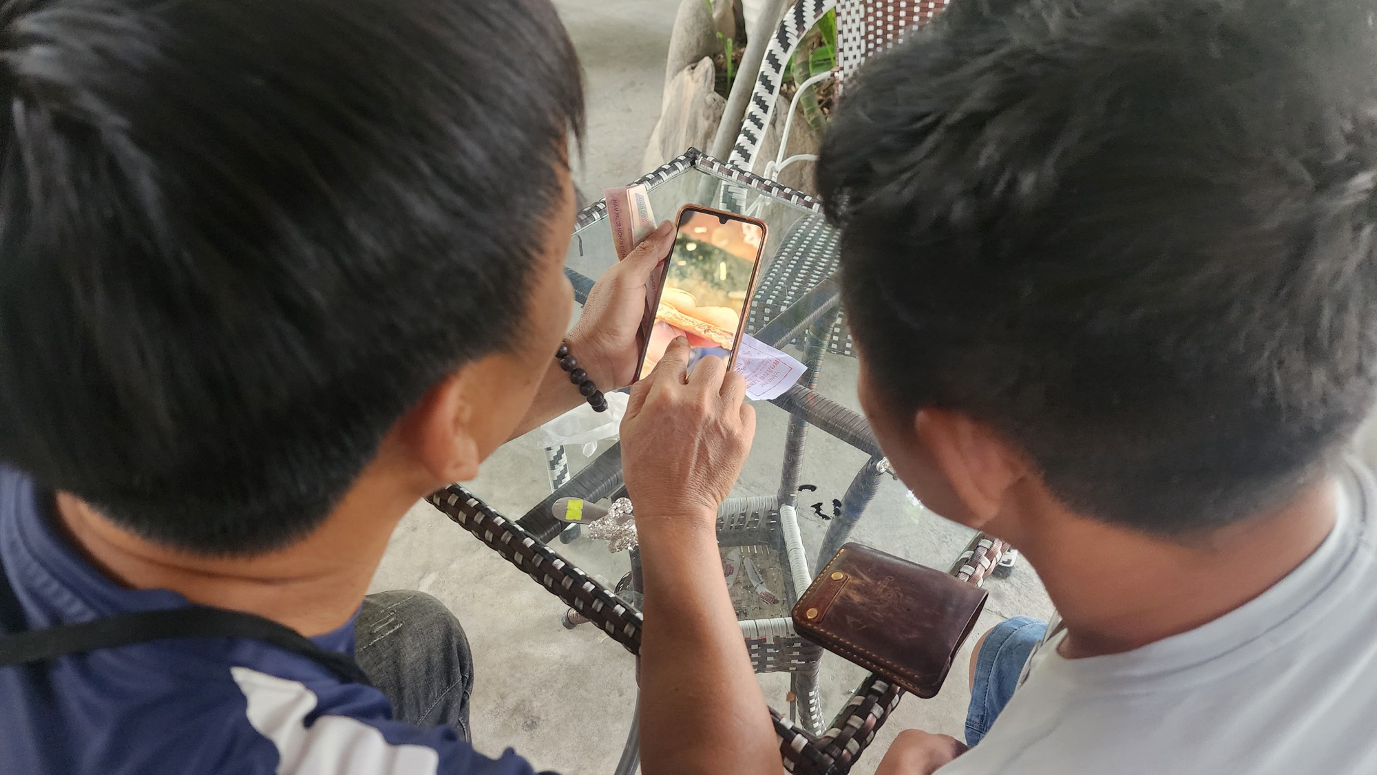 Một người đàn ông tại chợ Bắc Trà My sẵn sàng nhận bọc bạc, bọc vàng vào nanh hoặc móng gấu/hổ cho khách có nhu cầu. Thậm chí, người này khẳng định có sẵn nanh của hai loại động vật này nếu khách có nhu cầu. Một người đàn ông tại chợ Bắc Trà My sẵn sàng nhận bọc bạc, bọc vàng vào nanh hoặc móng gấu/hổ cho khách có nhu cầu. Thậm chí, người này khẳng định có sẵn nanh của hai loại động vật này nếu khách có nhu cầu.