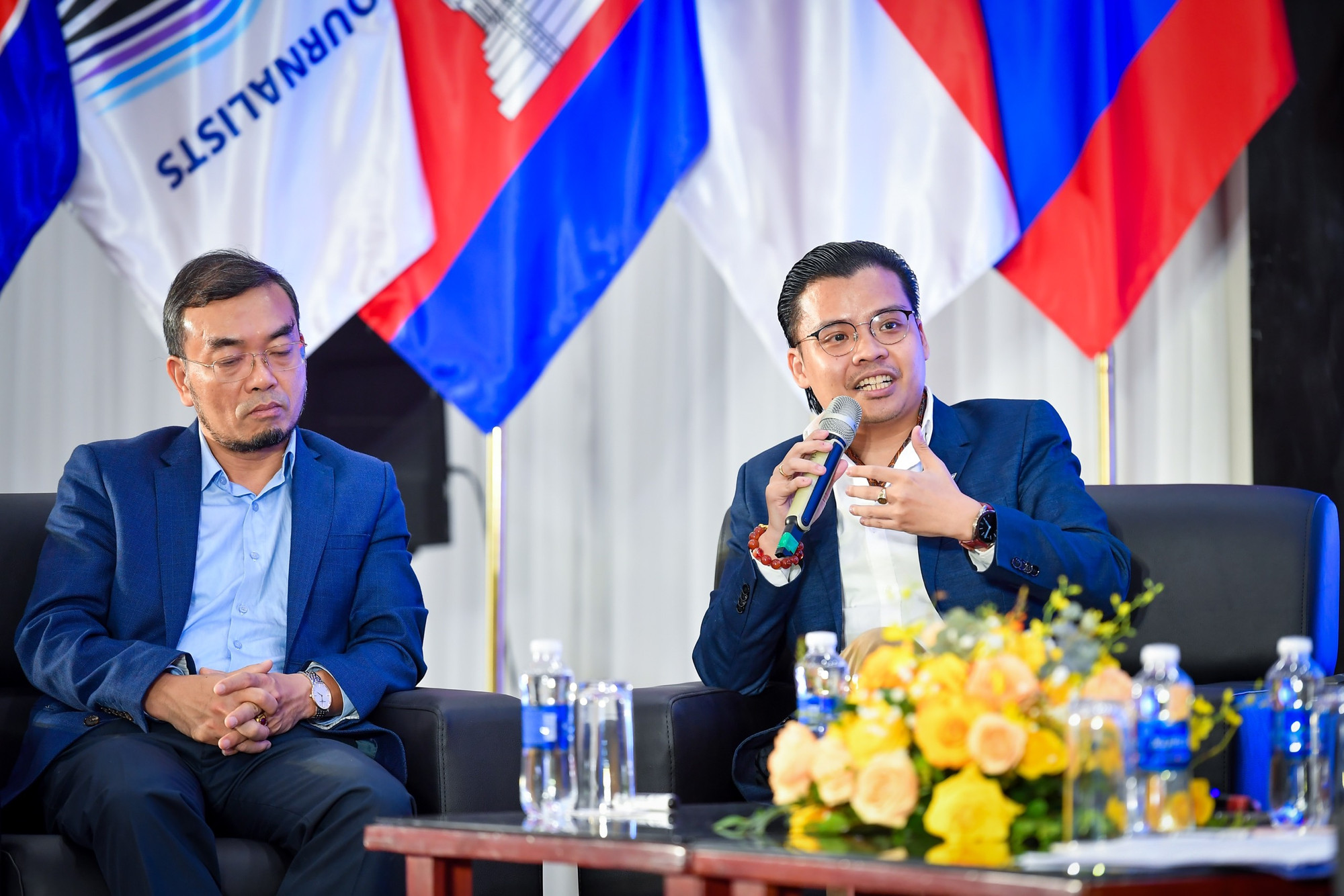 Nhà báo Ngô Trần Thịnh, Đài truyền hình Thành phố Hồ Chí Minh chia sẻ tại tọa đàm. (Ảnh: THÀNH ĐẠT)