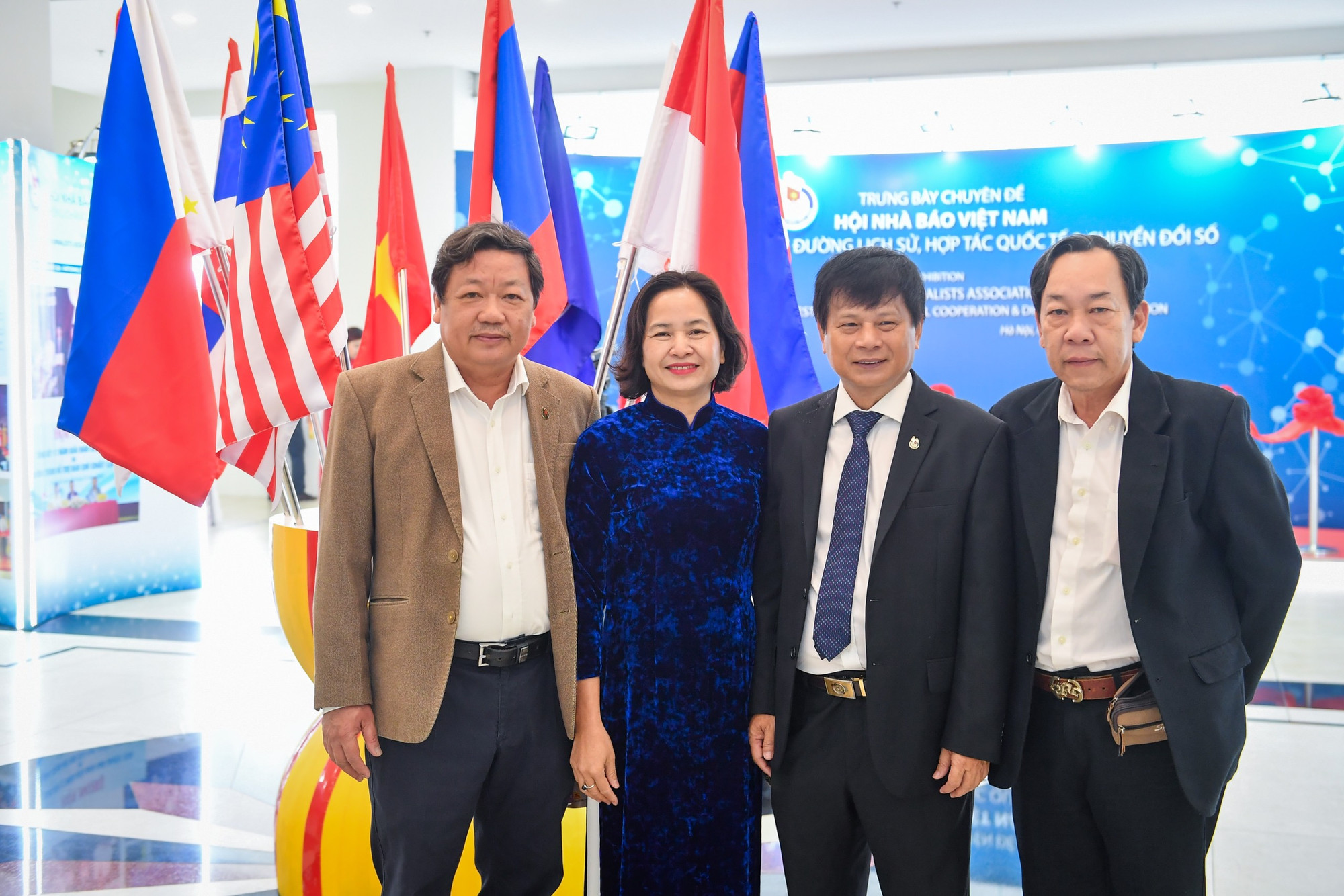 Các đại biểu chụp ảnh lưu niệm tại buổi Trưng bày.