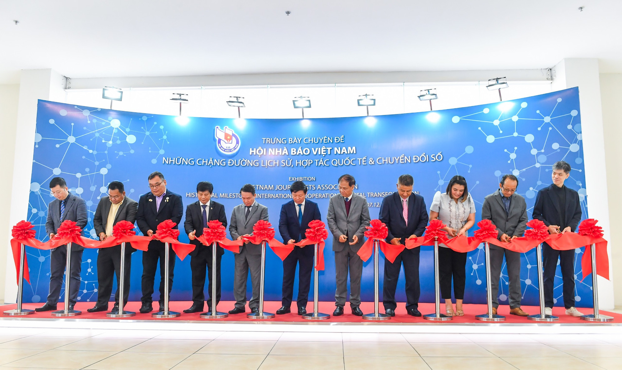 Sáng 7/12, trong khuôn khổ Hội thảo báo chí quốc tế “Quản trị tòa soạn báo chí số: Lý luận, thực tiễn, kinh nghiệm ở khu vực ASEAN” đã diễn ra trưng bày chuyên đề Hội nhà báo Việt Nam: Những chặng đường lịch sử, hợp tác quốc tế và chuyển đổi số.