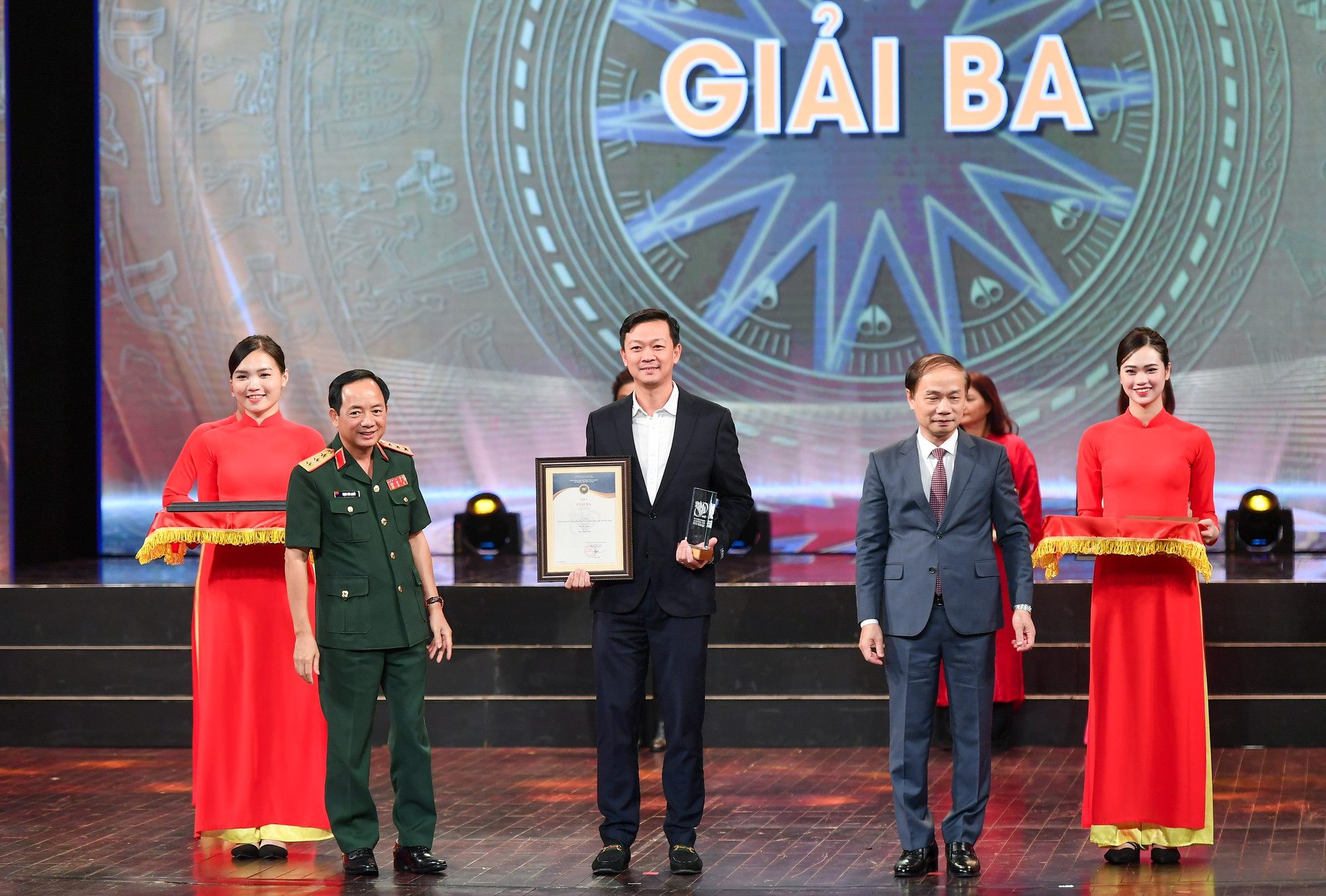 Tác giả Vũ Duy Linh (Báo Nhân Dân) được trao giải Ba với cho tác phẩm ảnh: Chuyến thăm ý nghĩa của Tổng Thư ký Liên hợp quốc tới Việt Nam (Ảnh: Thành Đạt)