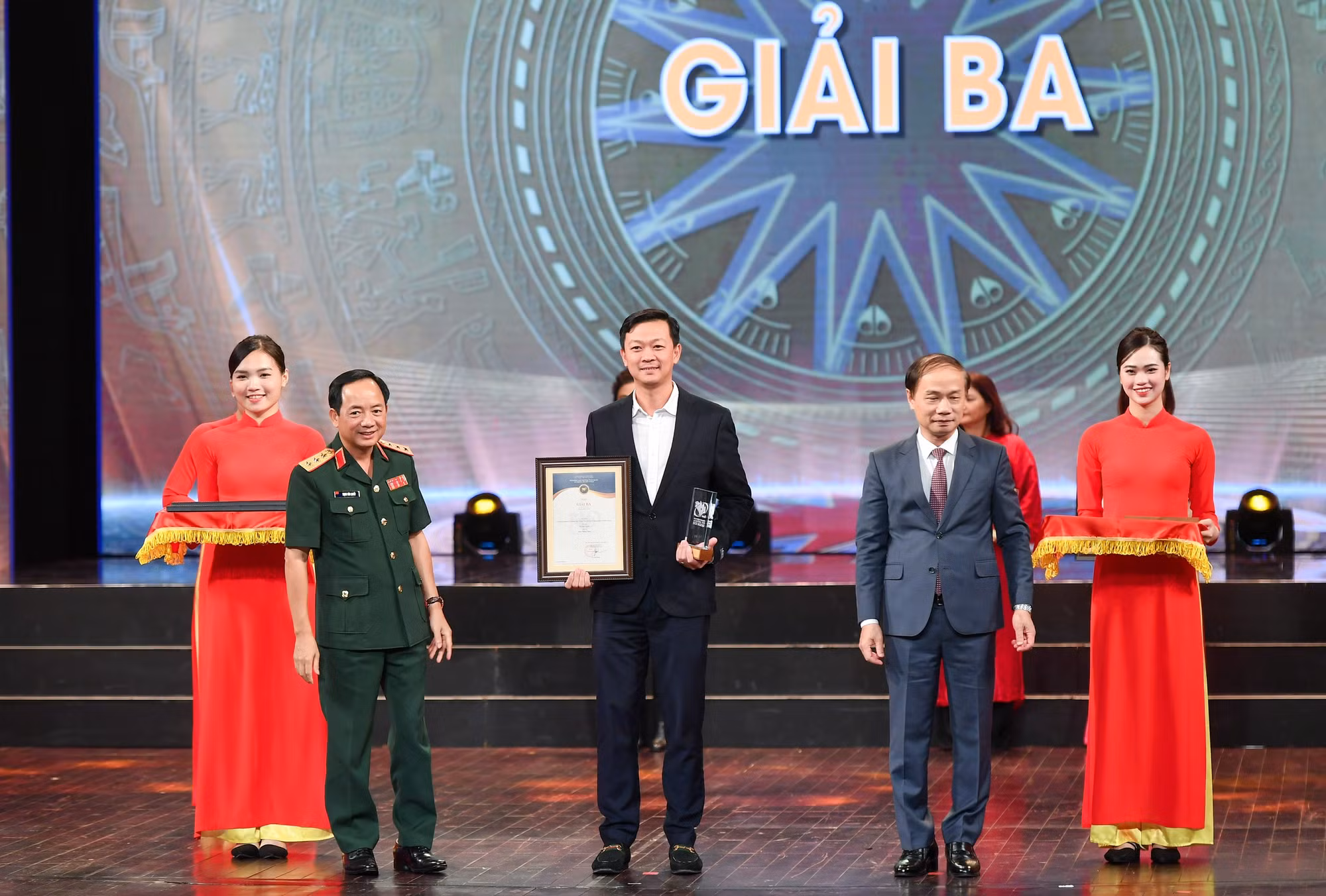 Tác giả Vũ Duy Linh (Báo Nhân Dân) được trao giải Ba với cho tác phẩm ảnh: Chuyến thăm ý nghĩa của Tổng Thư ký Liên hợp quốc tới Việt Nam (Ảnh: Thành Đạt)