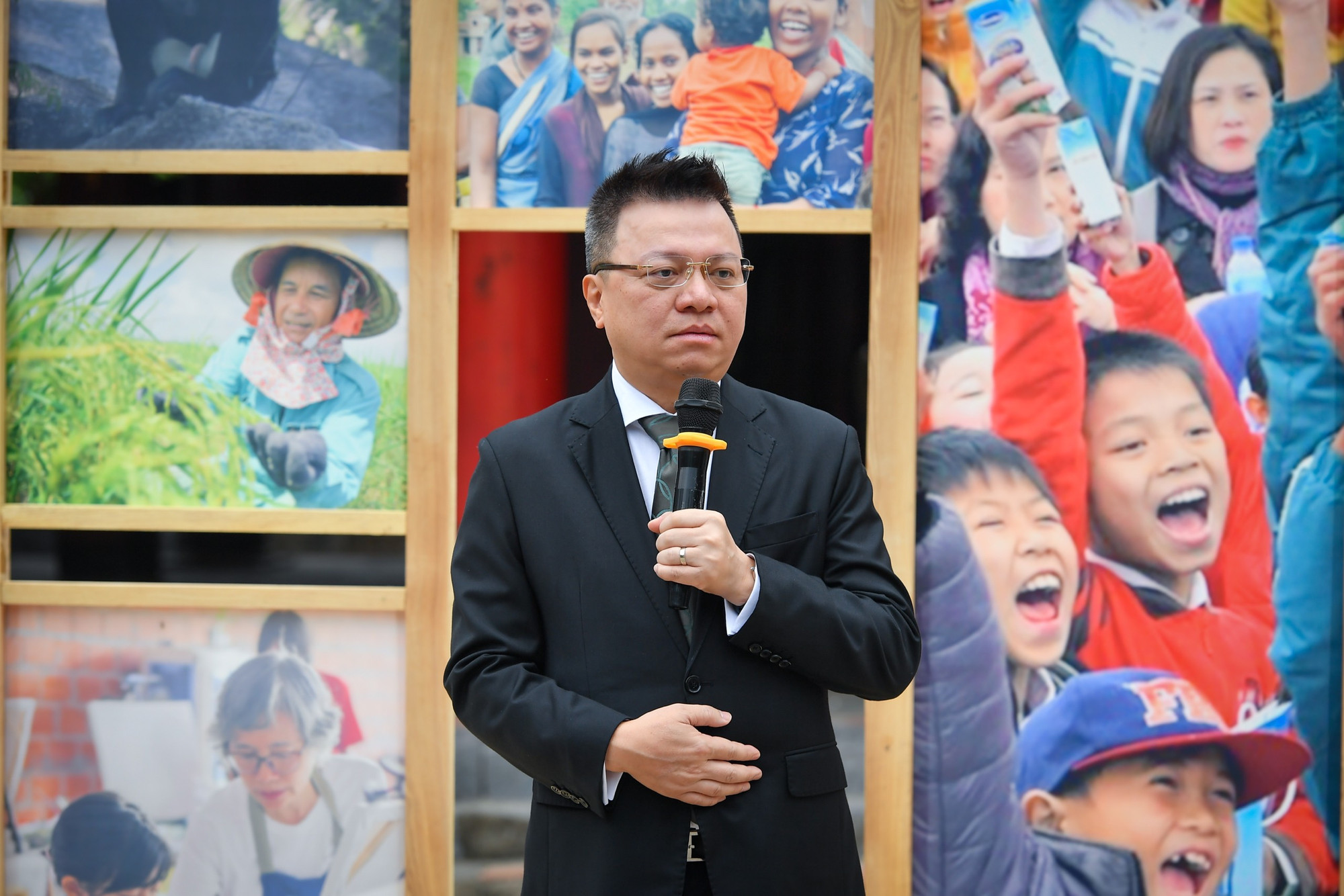 Đồng chí Lê Quốc Minh, Ủy viên Trung ương Đảng, Tổng Biên tập Báo Nhân Dân, Phó trưởng Ban Tuyên giáo Trung ương, Chủ tịch Hội Nhà báo Việt Nam, Trưởng ban Tổ chức Giải thưởng cho biết, trong số hơn 150 dự án/ý tưởng tham dự Human Act Prize, Ban tổ chức đã lựa chọn ra 43 dự án để trưng bày tại triển lãm.