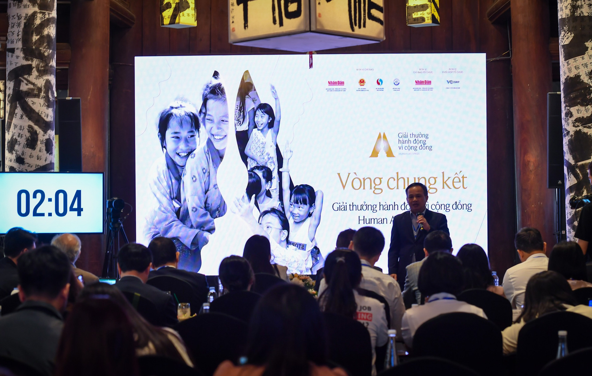 Đại diện dự án thuyết trình trước Ban Giám khảo.