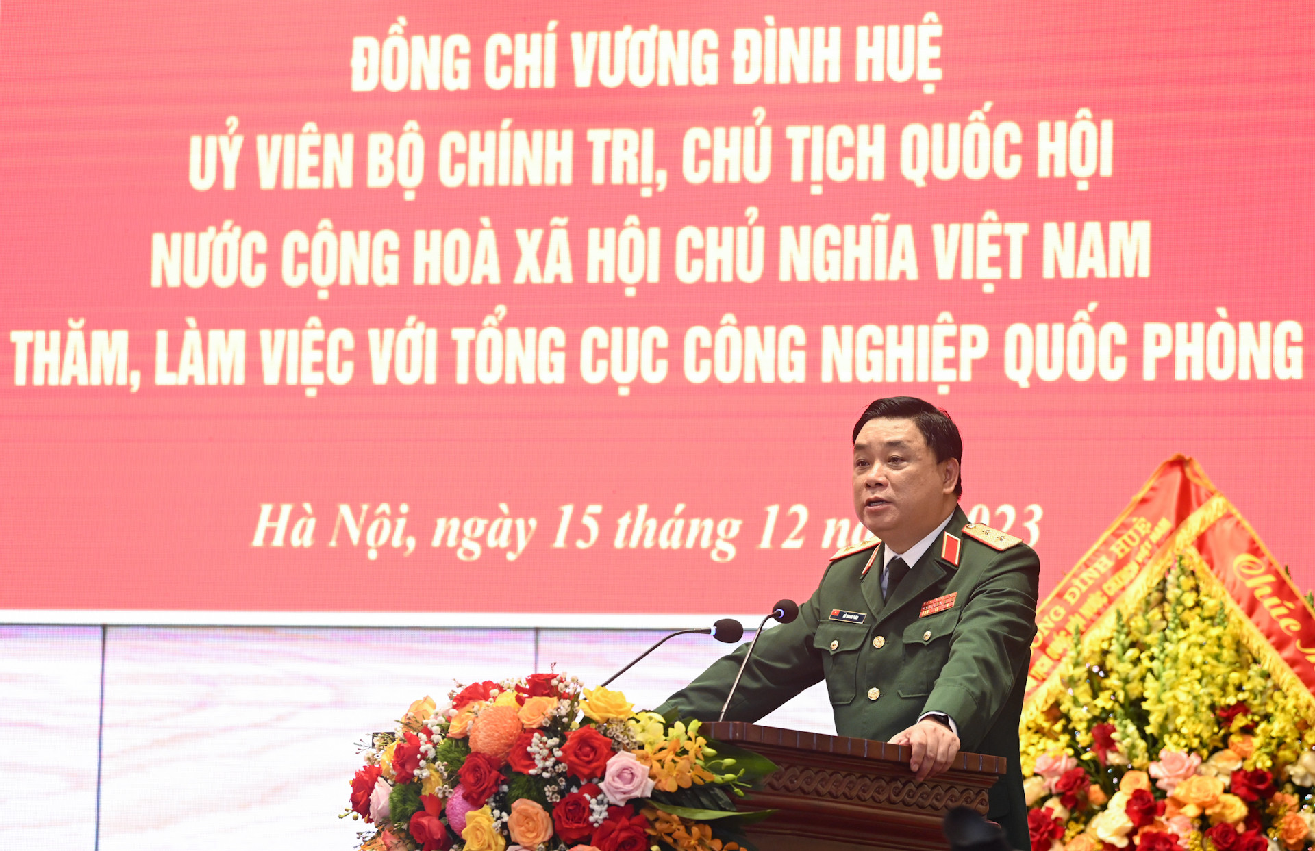 Chủ nhiệm Tổng cục Công nghiệp Quốc phòng Hồ Quang Tuấn báo cáo tại buổi làm việc.