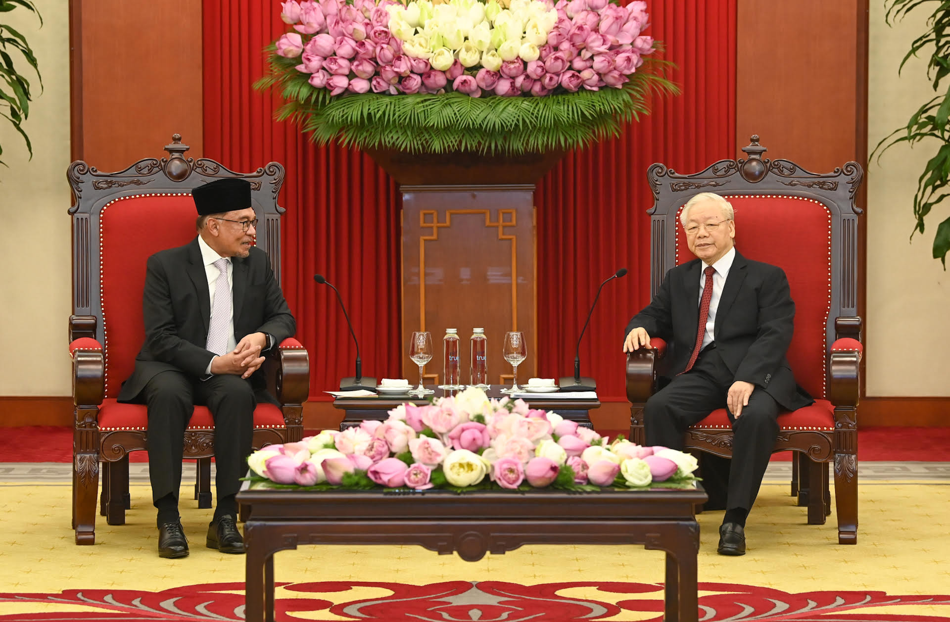 Tổng Bí thư Nguyễn Phú Trọng và Thủ tướng Malaysia Anwar Ibrahim tại buổi tiếp.