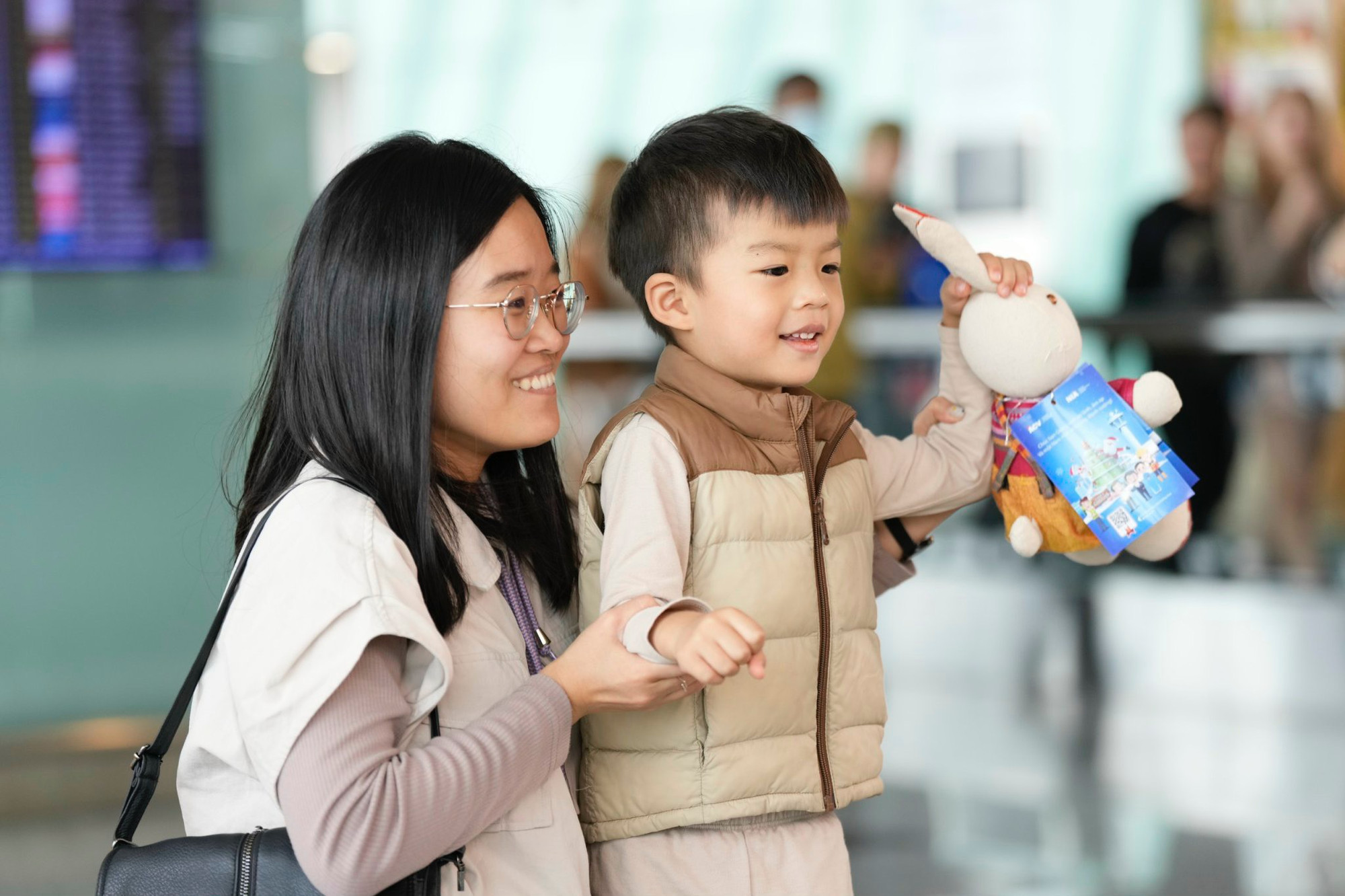 Một hành khách nhí vui vẻ khoe món quà em nhận được ngày Lễ Giáng sinh.