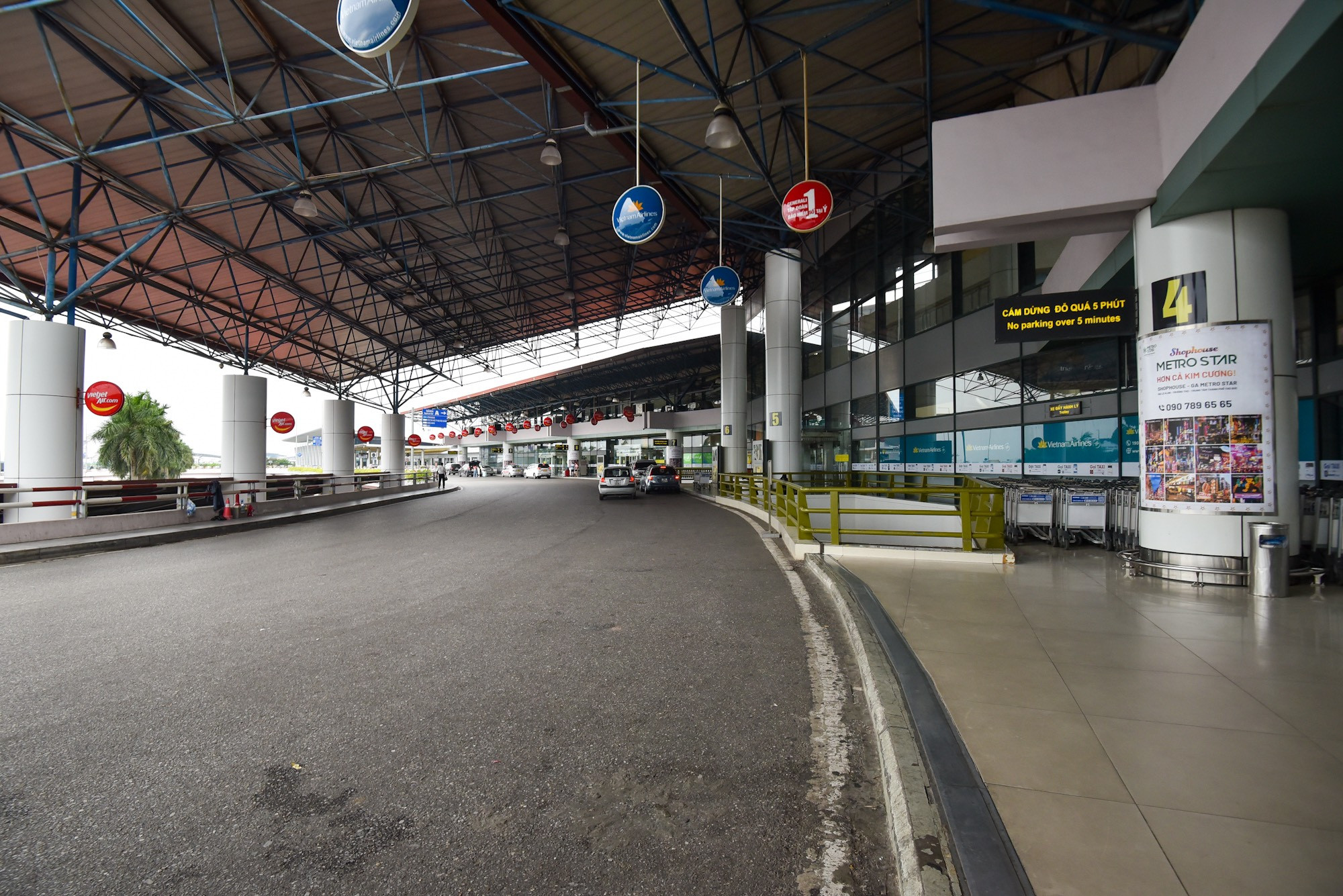 Theo ghi nhận của phóng viên, vào thời điểm 11 giờ trưa 18/7, sảnh đón khách của sân bay giờ vắng bóng phương tiện qua lại.