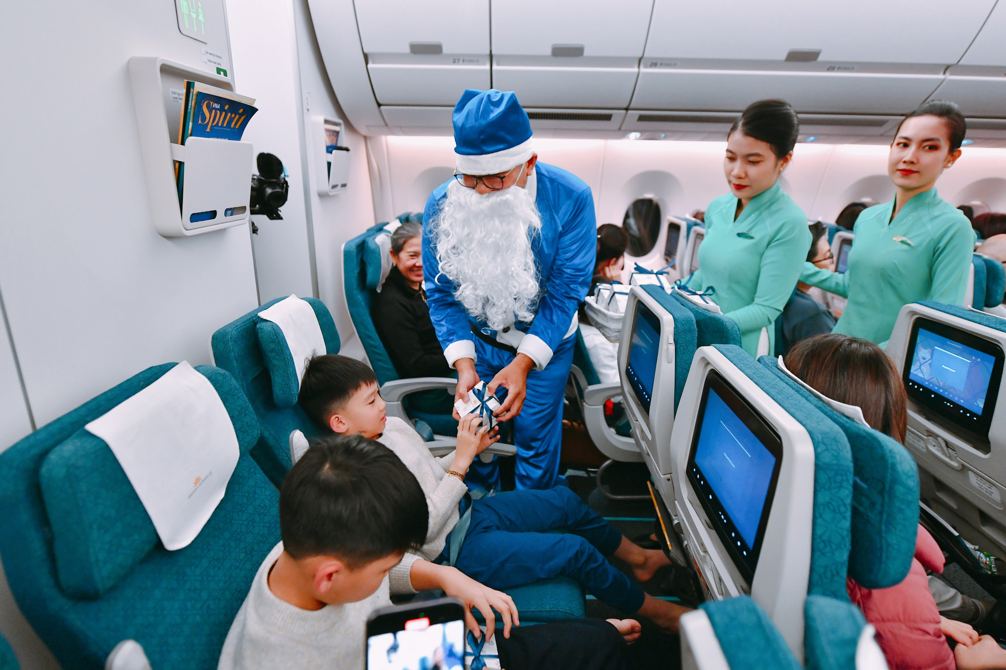 Ông già Noel Vietnam Airlines xuất hiện tạo bất ngờ cho các hành khách.