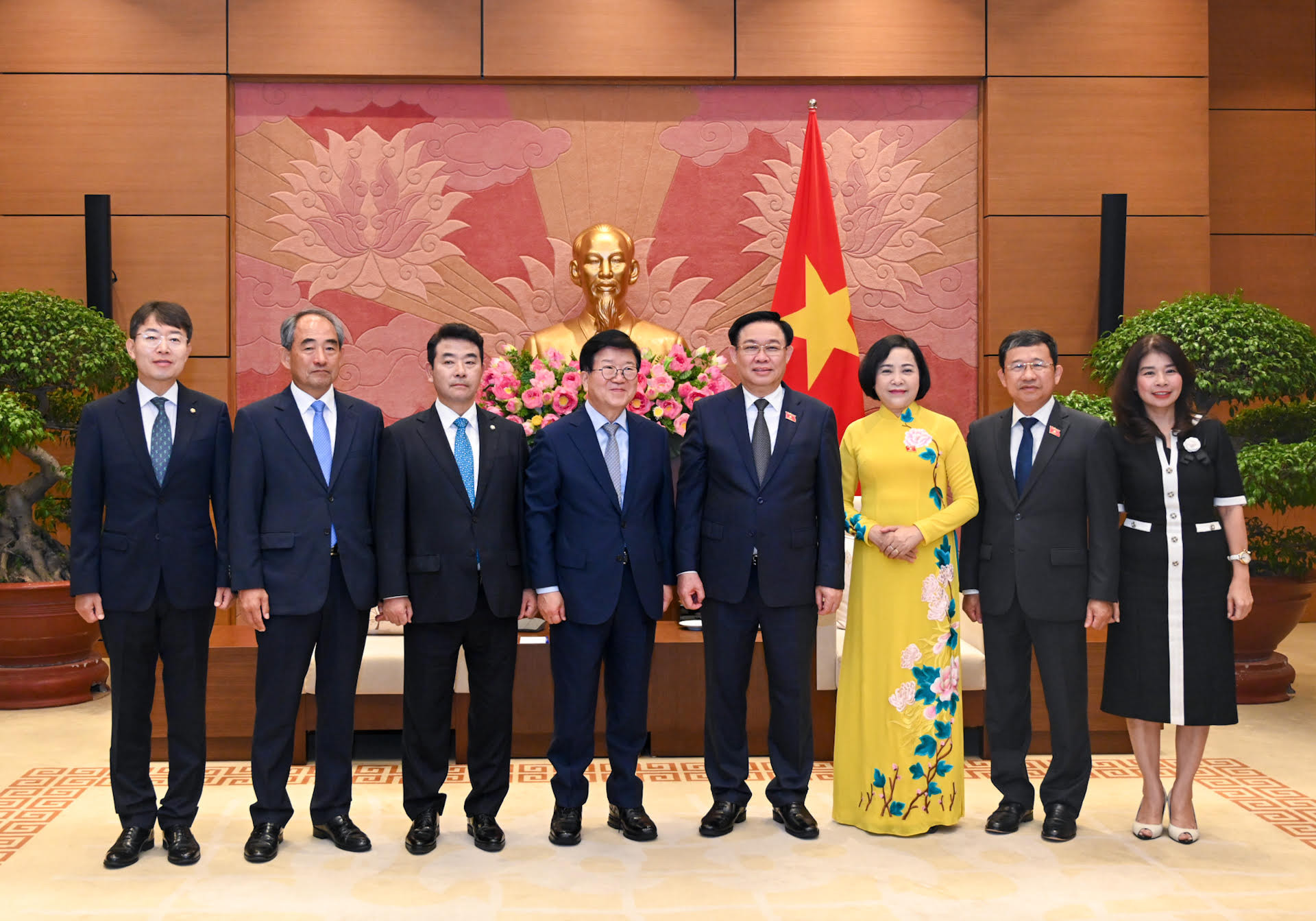 [Ảnh] Chủ tịch Quốc hội Vương Đình Huệ tiếp nguyên Chủ tịch Quốc hội Hàn Quốc ảnh 9