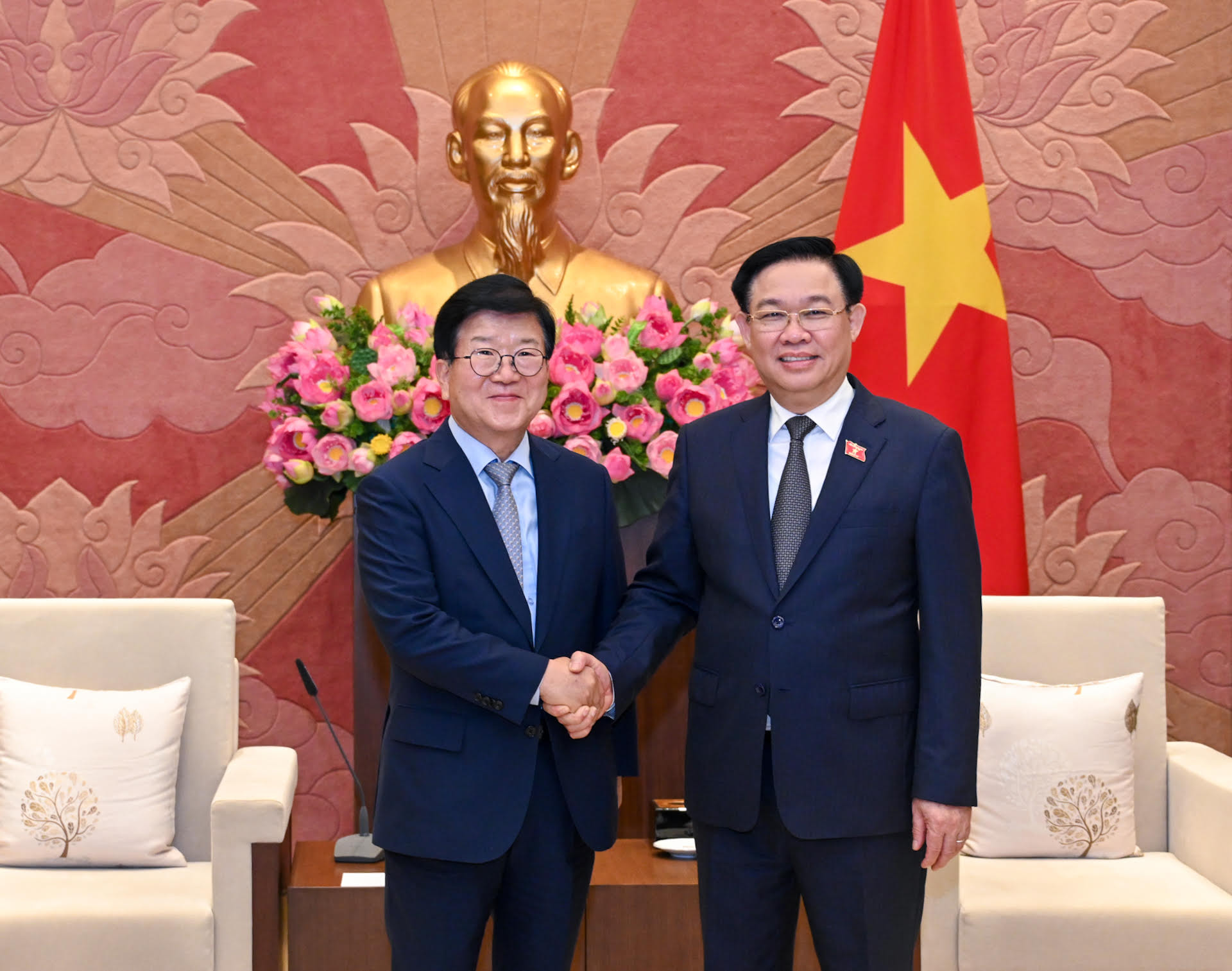 [Ảnh] Chủ tịch Quốc hội Vương Đình Huệ tiếp nguyên Chủ tịch Quốc hội Hàn Quốc ảnh 3