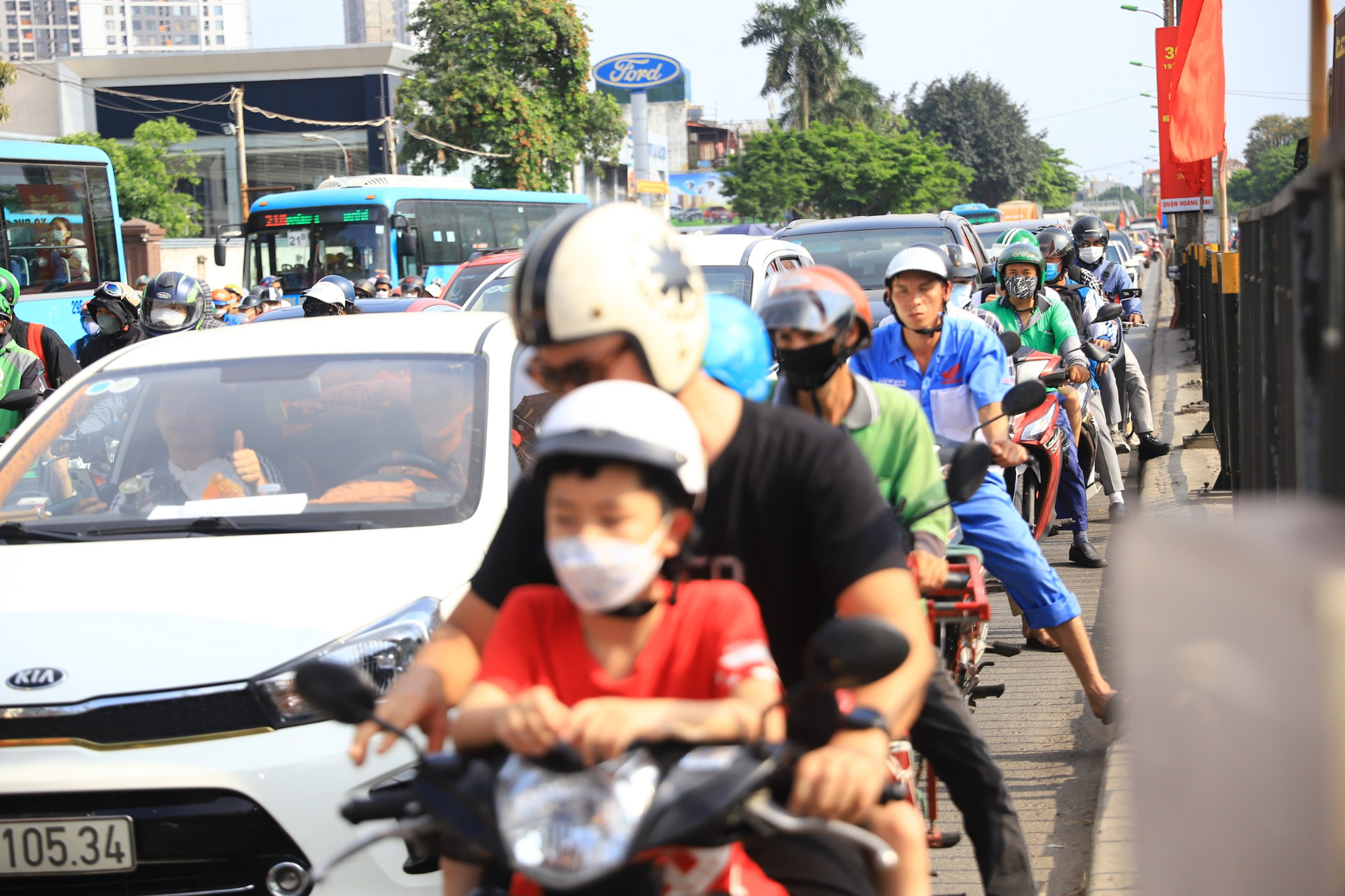 Tới khoảng 16 giờ, tuyến đường Giải Phóng đã xuất hiện hiện tượng ùn tắc nhẹ. Tuy nhiên, các phương tiện vẫn có thể di chuyển chậm. (Ảnh: Sơn Bách)