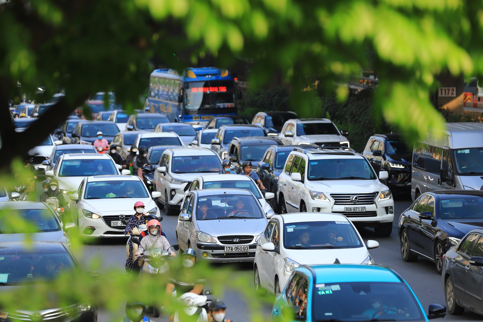 Ngày hôm nay, 3/5 cũng là ngày cuối cùng của kỳ nghỉ lễ kéo dài. Theo ghi nhận của phóng viên, tình hình giao thông tại Hà Nội khá thông thoáng. Một số tuyến đường cửa ngõ chỉ xuất hiện tình trạng ùn ứ nhẹ vào cuối giờ chiều. (Ảnh: Sơn Bách)