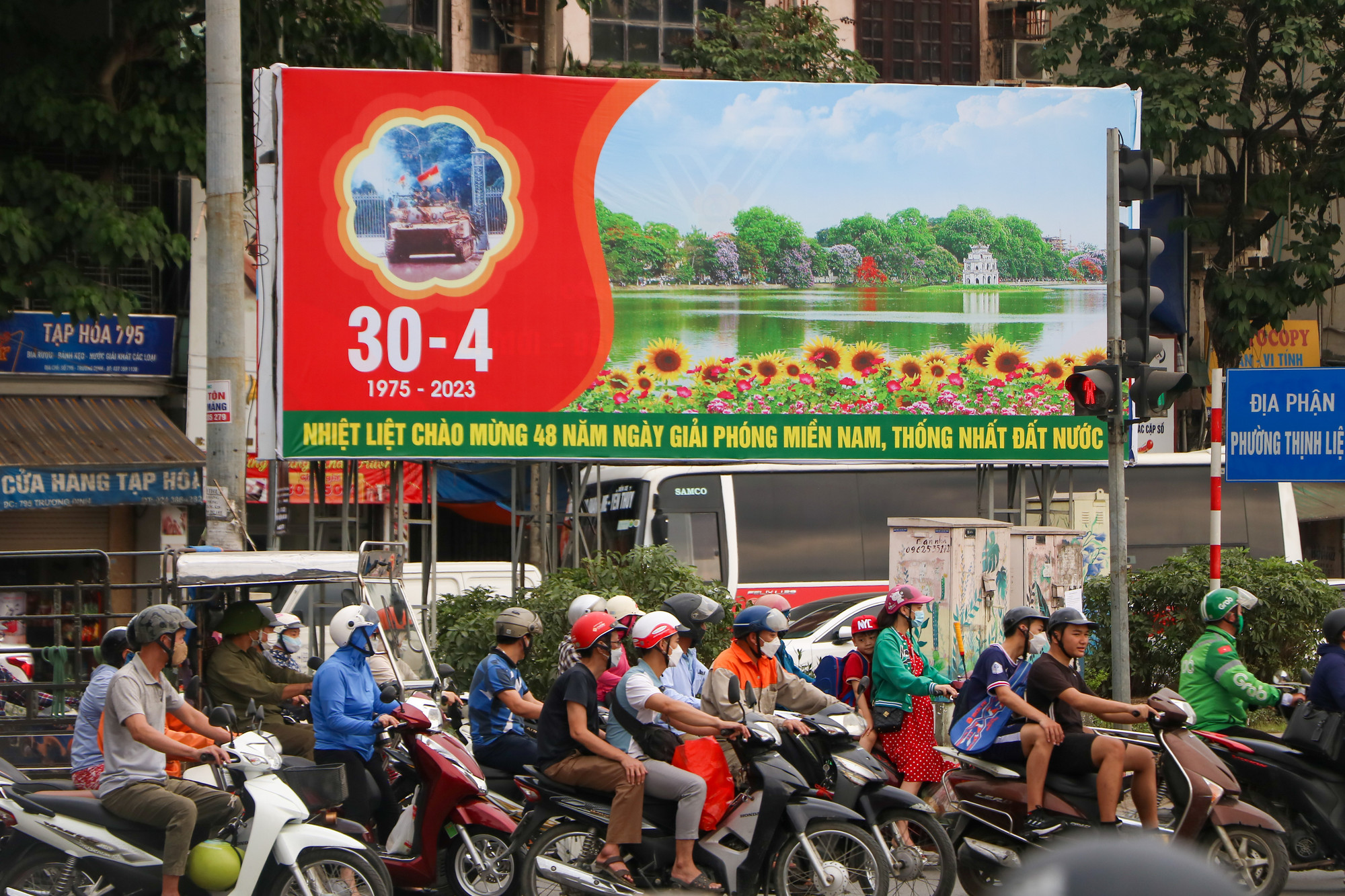 Dịp nghỉ lễ năm nay kéo dài tới 5 ngày, vì vậy mọi người tranh thủ về quê cùng với gia đình.