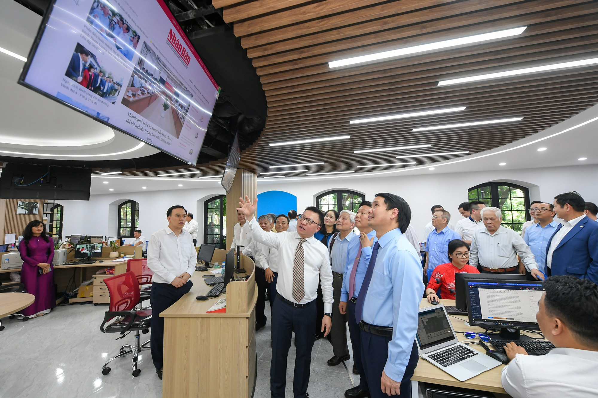 Các đại biểu tham quan Tòa soạn hội tụ Nhân Dân điện tử.