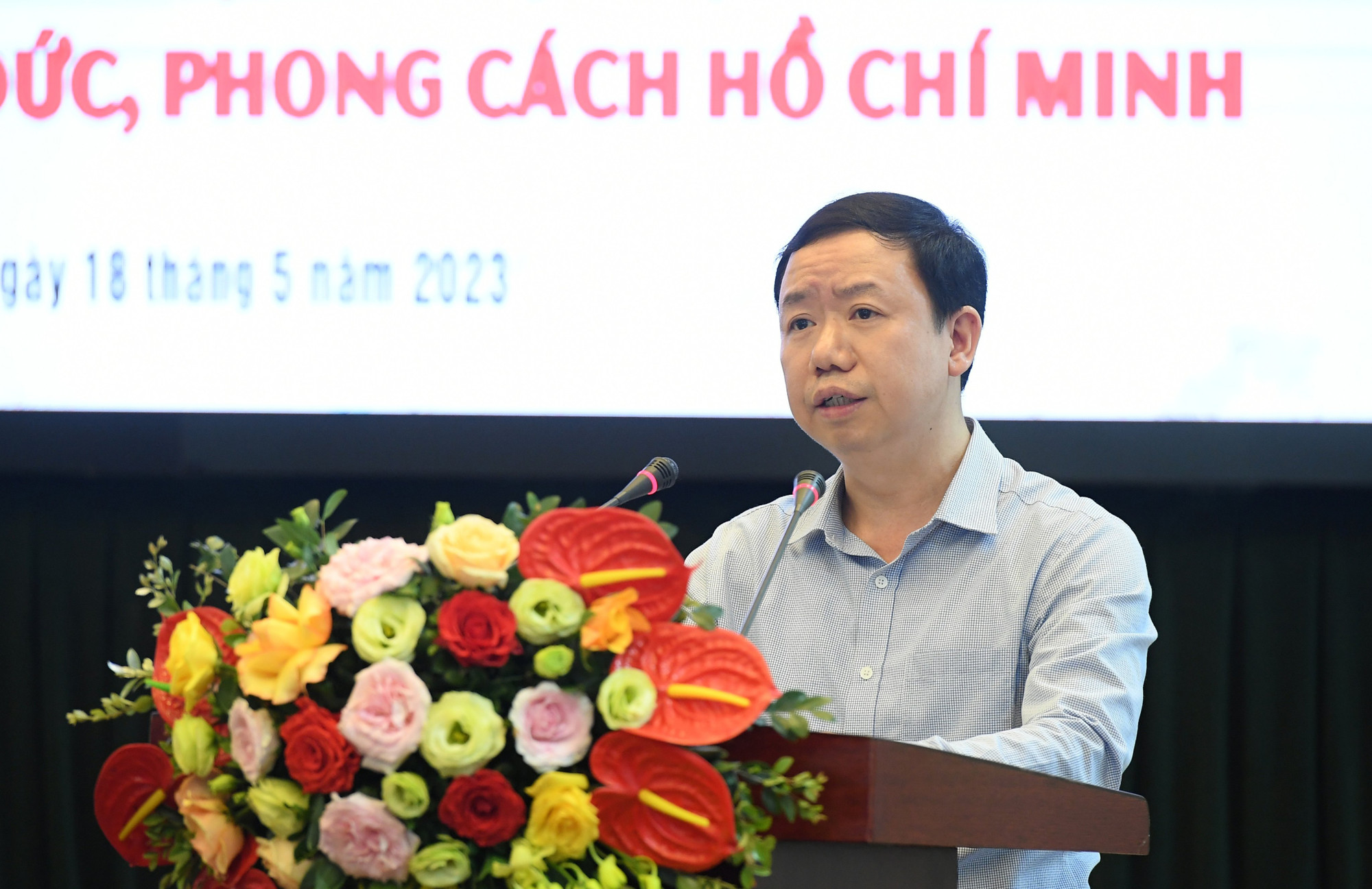 TS Đinh Ngọc Quý, Phó Viện trưởng Viện Hồ Chí Minh và các lãnh tụ của Đảng (Học viện Chính trị quốc gia Hồ Chí Minh) trình bày tham luận "Tư tưởng Hồ Chí Minh về vị trí, vai trò và sứ mệnh của Công đoàn Việt Nam". TS Đinh Ngọc Quý, Phó Viện trưởng Viện Hồ Chí Minh và các lãnh tụ của Đảng (Học viện Chính trị quốc gia Hồ Chí Minh) trình bày tham luận "Tư tưởng Hồ Chí Minh về vị trí, vai trò và sứ mệnh của Công đoàn Việt Nam".