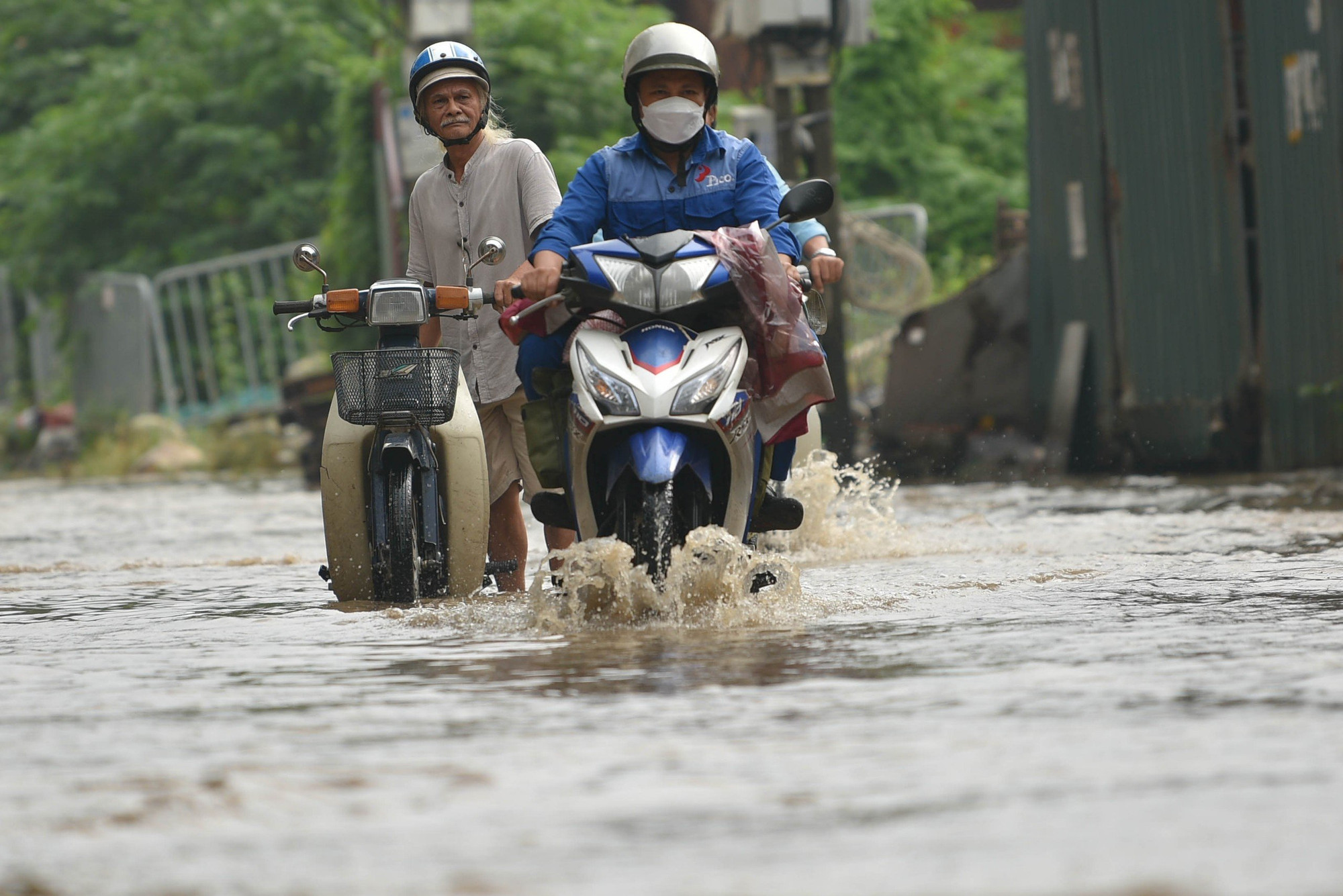 Không ít xe bị chết máy phải dắt bộ. Không ít xe bị chết máy phải dắt bộ.