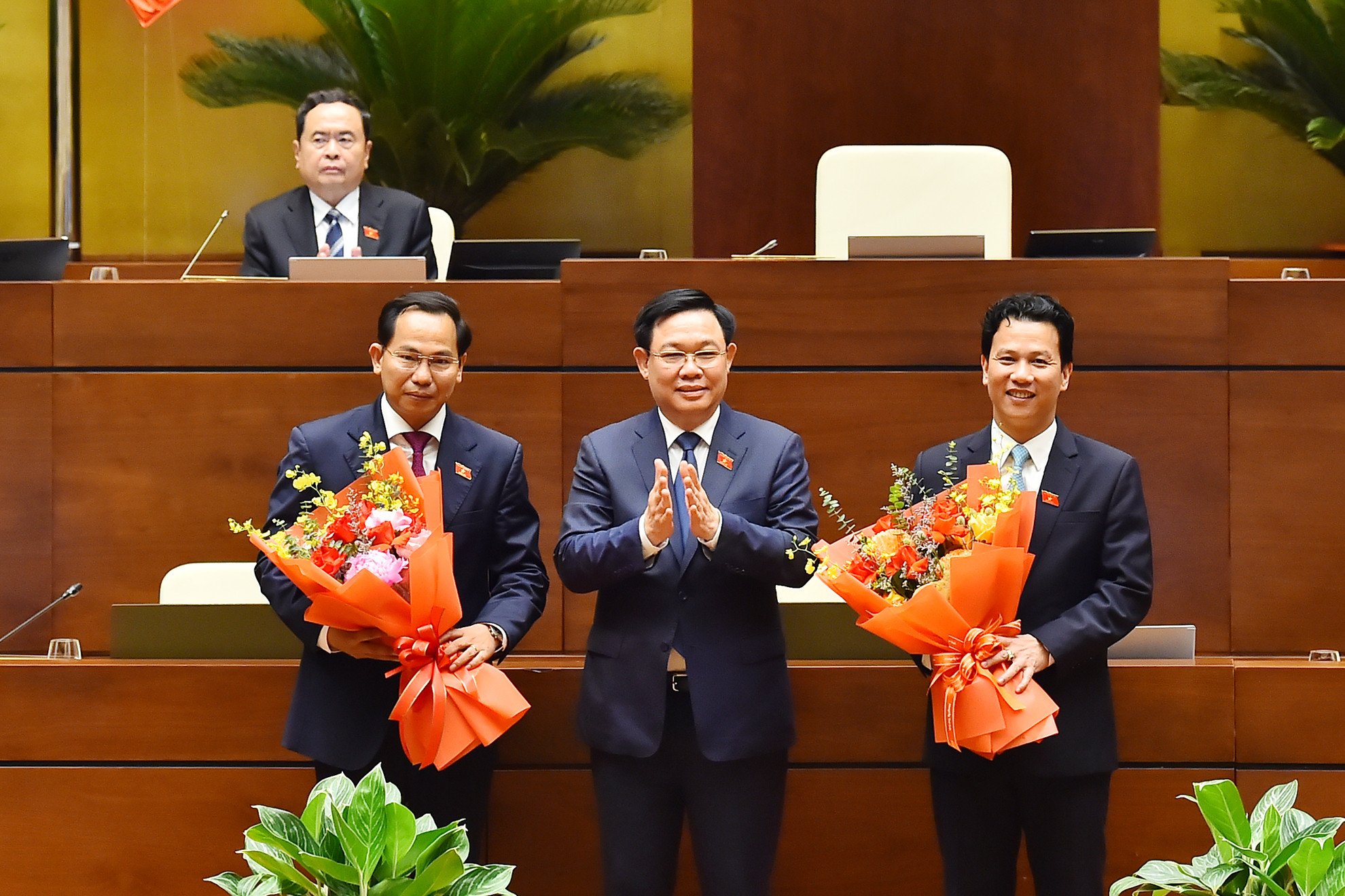 Chủ tịch Quốc hội Vương Đình Huệ tặng hoa chúc mừng tân Ủy viên Ủy ban Thường vụ Quốc hội, Chủ nhiệm Ủy ban Tài chính, Ngân sách của Quốc hội Lê Quang Mạnh và tân Bộ trưởng Tài nguyên và Môi trường Đặng Quốc Khánh. Chủ tịch Quốc hội Vương Đình Huệ tặng hoa chúc mừng tân Ủy viên Ủy ban Thường vụ Quốc hội, Chủ nhiệm Ủy ban Tài chính, Ngân sách của Quốc hội Lê Quang Mạnh và tân Bộ trưởng Tài nguyên và Môi trường Đặng Quốc Khánh.