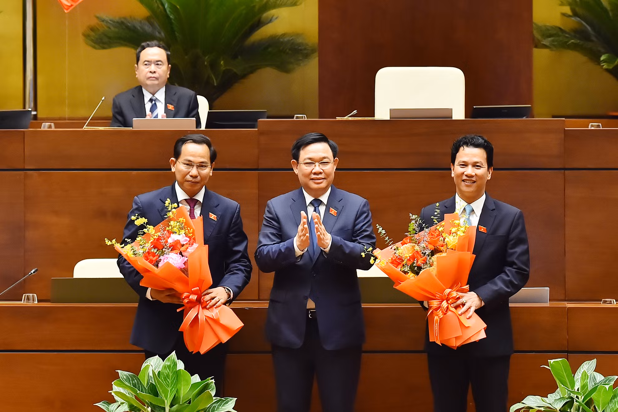 Chủ tịch Quốc hội Vương Đình Huệ tặng hoa chúc mừng tân Ủy viên Ủy ban Thường vụ Quốc hội, Chủ nhiệm Ủy ban Tài chính, Ngân sách của Quốc hội Lê Quang Mạnh và tân Bộ trưởng Tài nguyên và Môi trường Đặng Quốc Khánh.