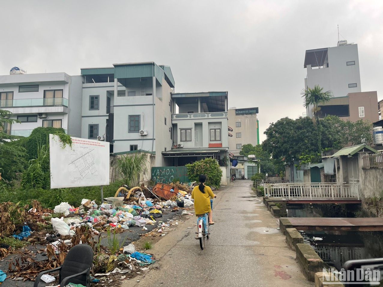 Không chỉ dưới mương nước, rác thải sinh hoạt được tập kết đầy chung quanh đường liên thôn.