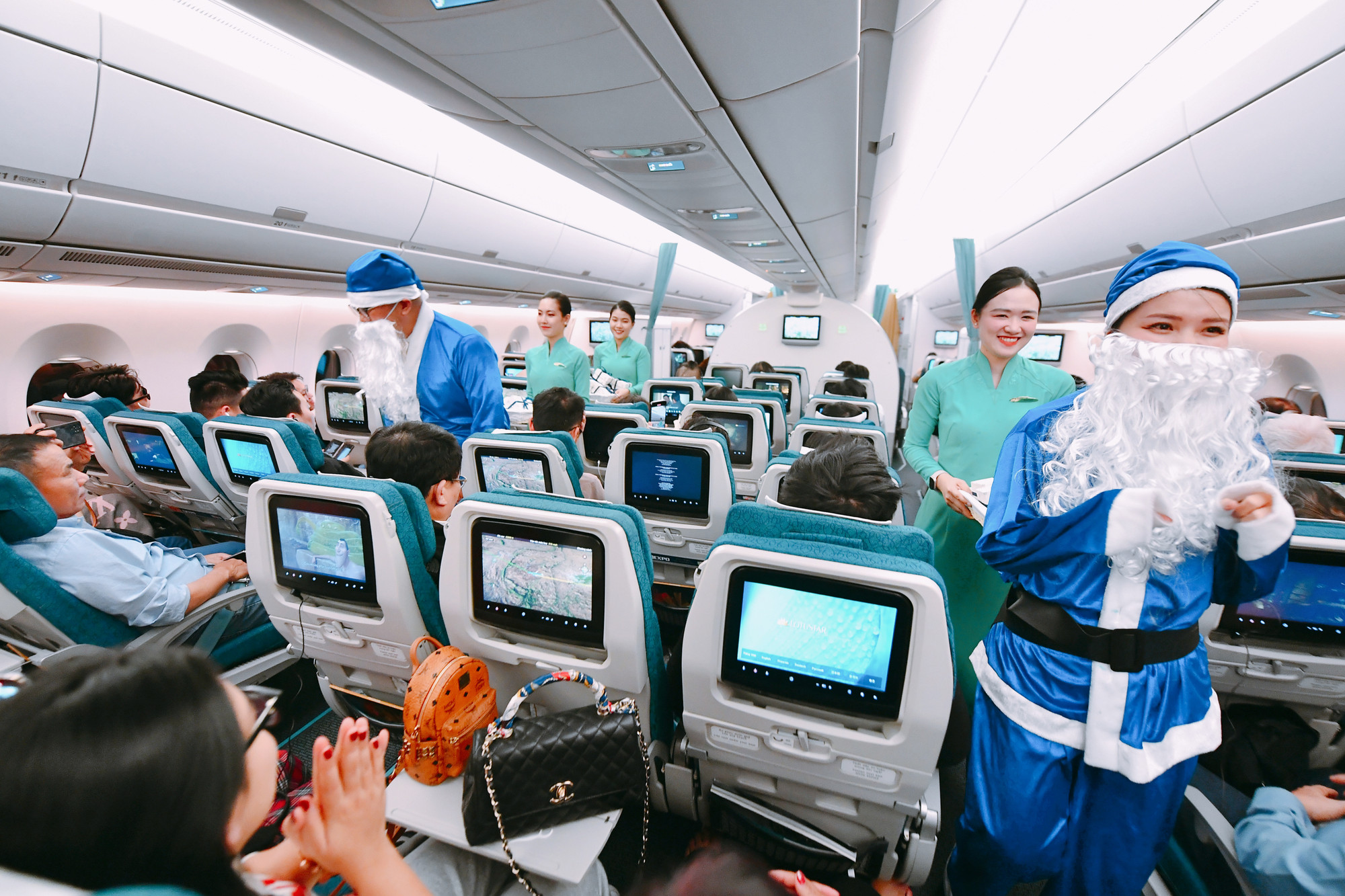 “Ông già Noel” đặc biệt trong trang phục sắc xanh mang nét đặc trưng của Vietnam Airlines.