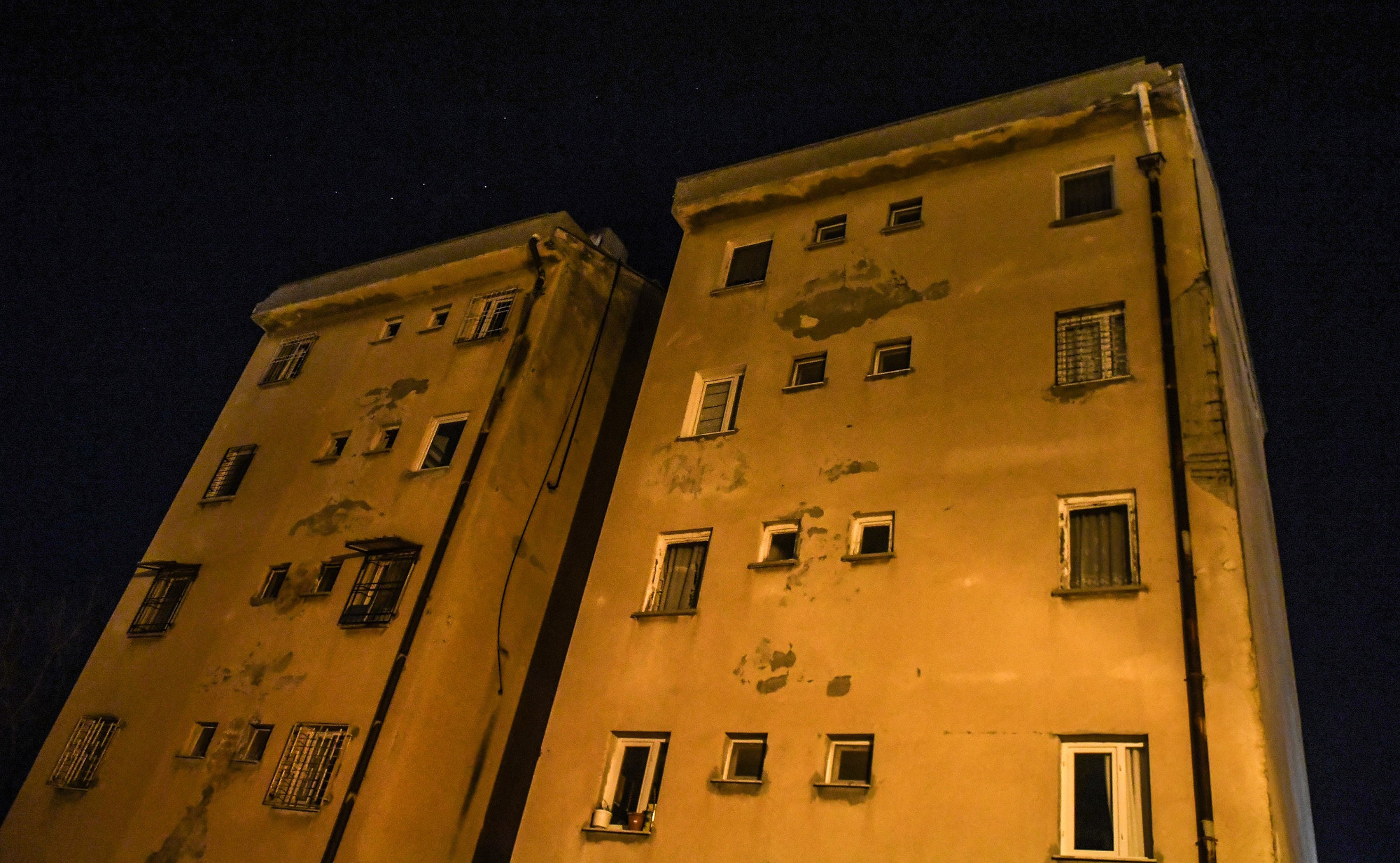 Đã 8 giờ tối, nhưng dãy chung cư cũ tại nơi bà Emine từng sống vẫn không có một ánh đèn. (Ảnh: Thành Đạt)