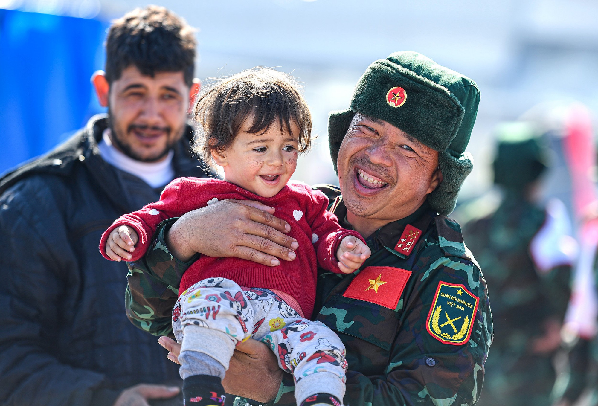 Cùng với thế giới, Việt Nam cũng nỗ lực chung tay giúp đỡ Thổ Nhĩ Kỳ tái thiết sau thảm họa. Trong ảnh, bé Marine được các chiến sĩ Việt Nam bế trong giờ phút chia tay.