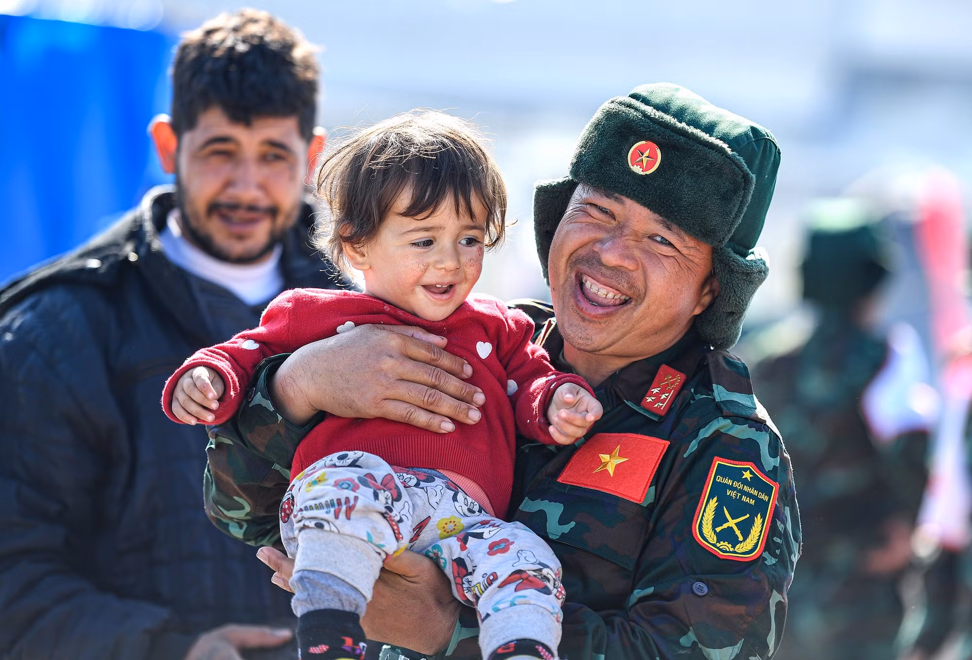 Cùng với thế giới, Việt Nam cũng nỗ lực chung tay giúp đỡ Thổ Nhĩ Kỳ tái thiết sau thảm họa. Trong ảnh, bé Marine được các chiến sĩ Việt Nam bế trong giờ phút chia tay.