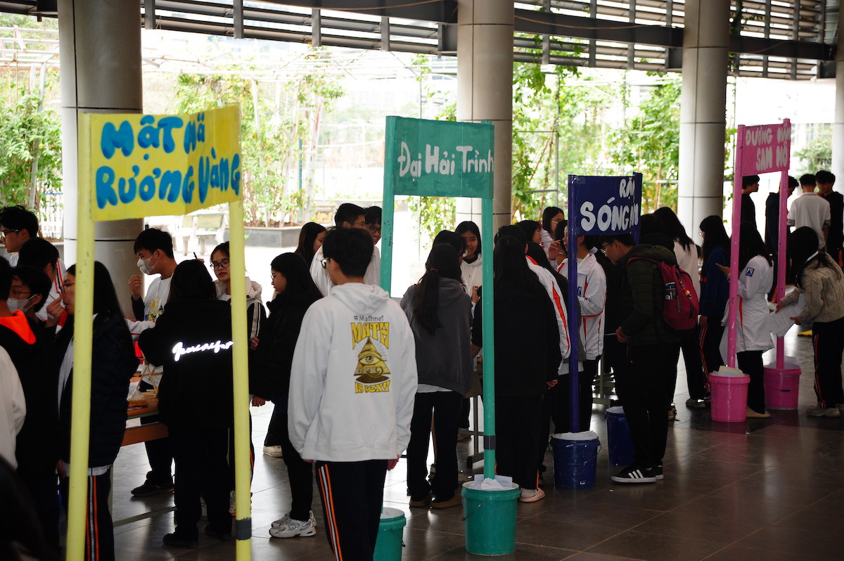 Các bạn trẻ tham gia Ngày đổi giấy - Green Life 2025 Các bạn trẻ tham gia Ngày đổi giấy - Green Life 2025