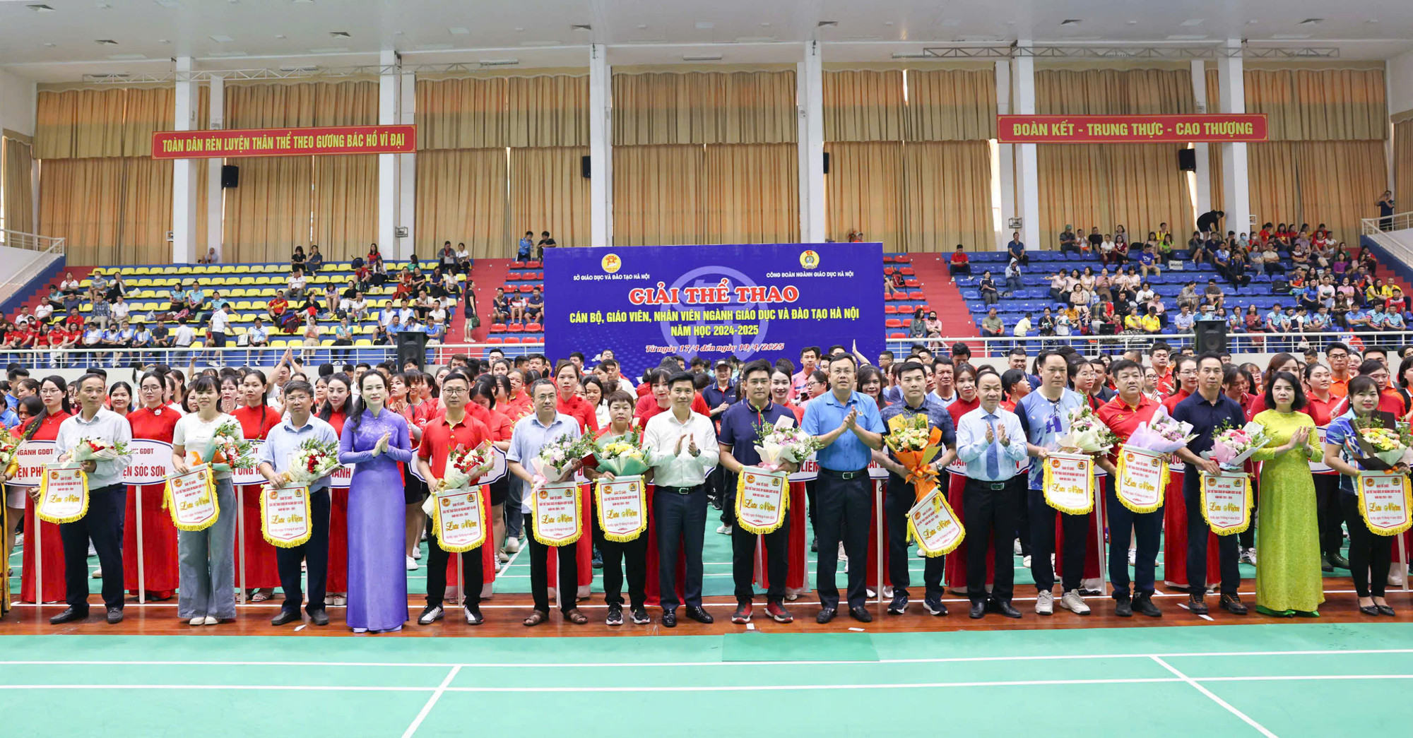 Giải thể thao thu hút đông đảo cán bộ, giáo viên, nhân viên ngành giáo dục và đào tạo.